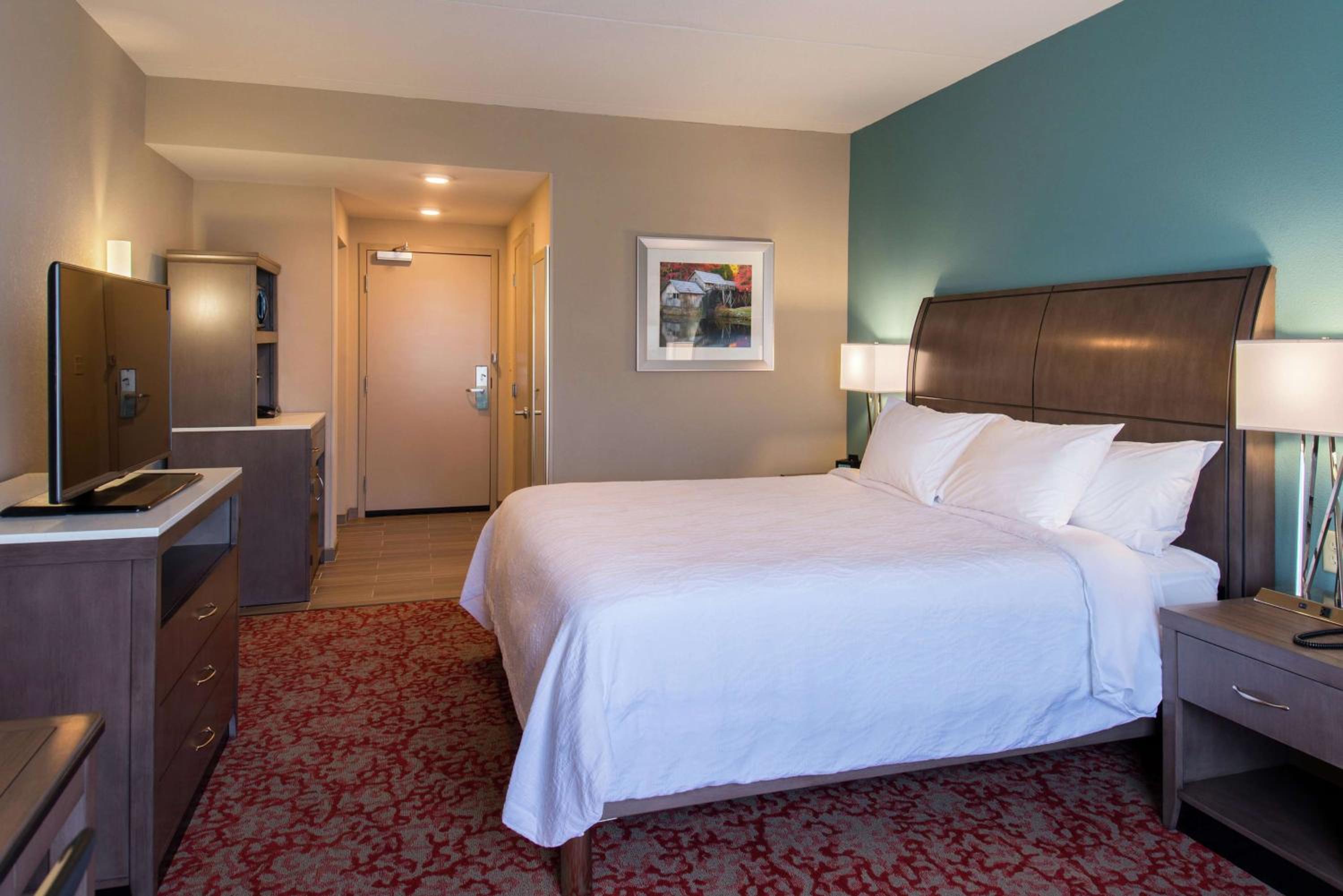 King Room with Tub - Mobility and Hearing Access photo 2