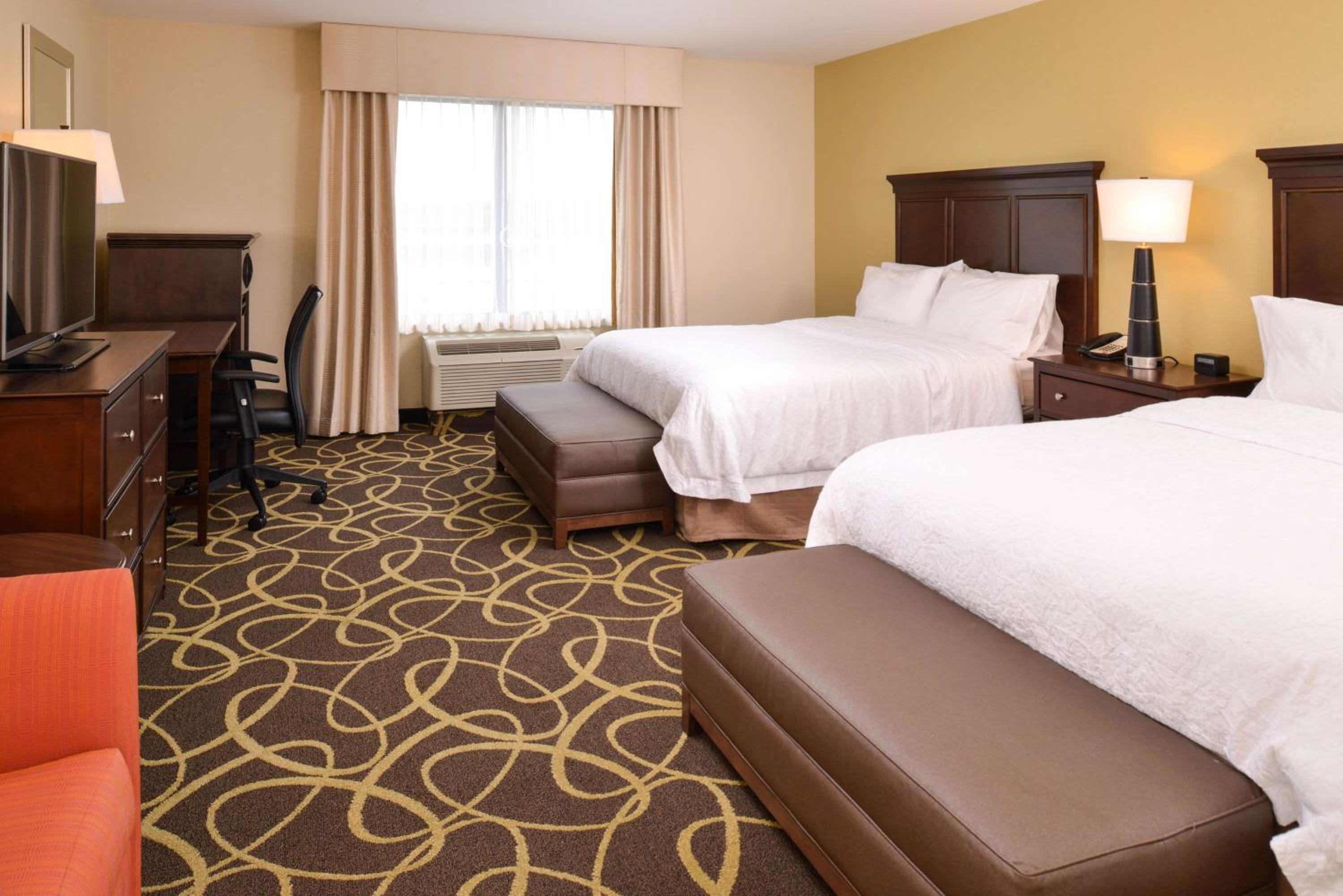 Queen Room with Two Queen Beds photo 2