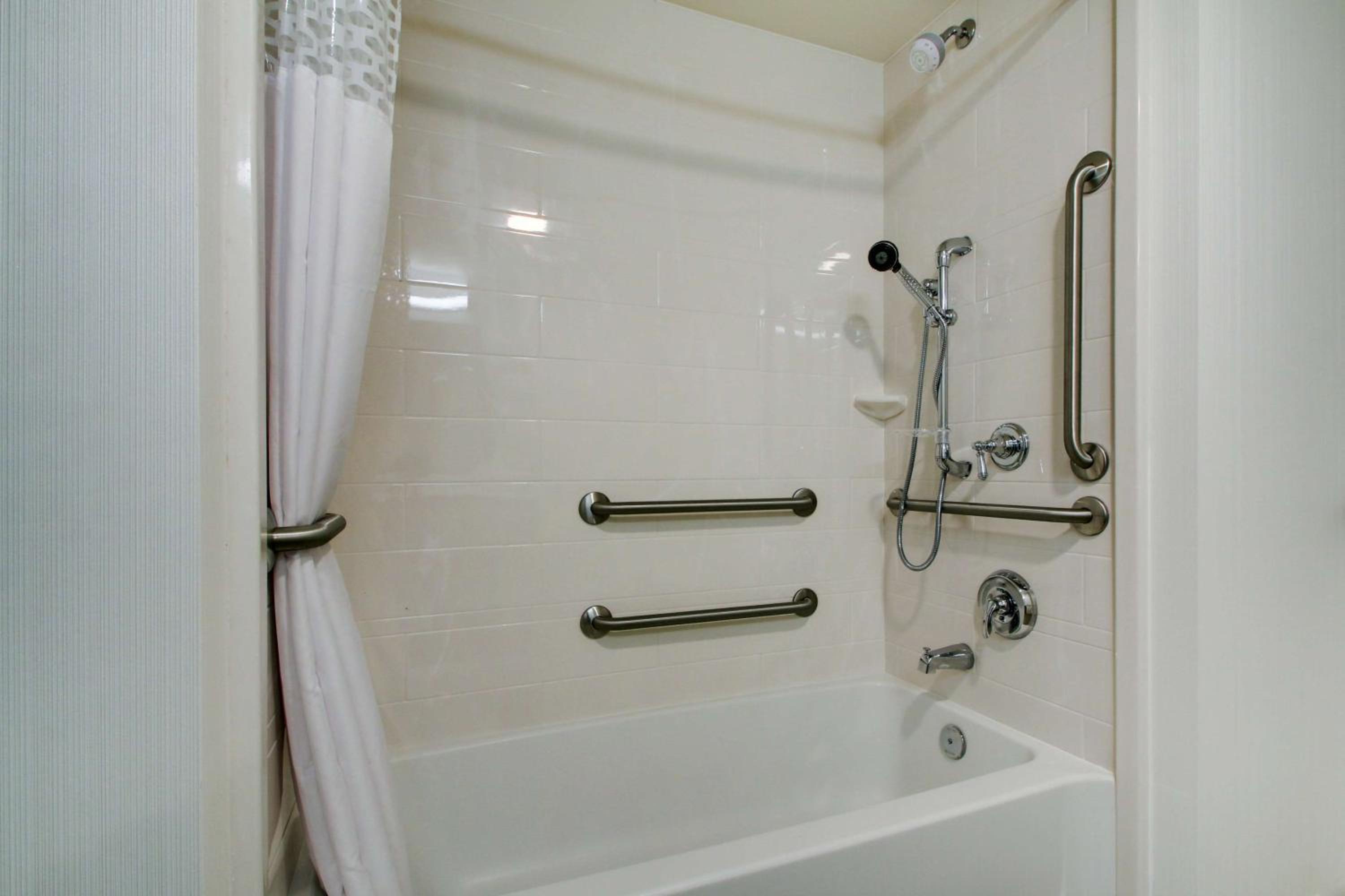 King Room with Bath Tub - Mobility and Hearing Access photo 2