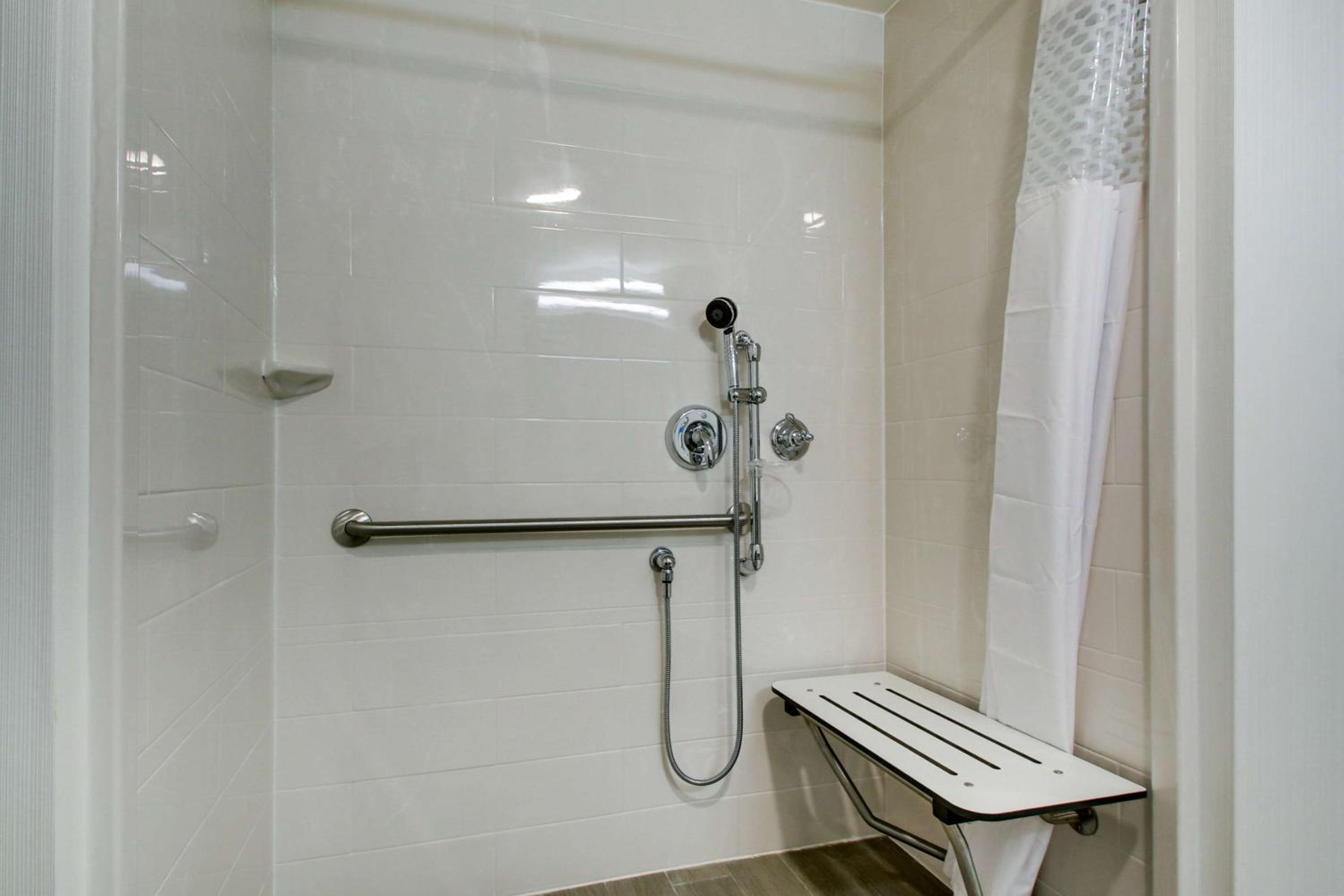 Queen Room with Two Queen Beds and Roll-In Shower - Mobility and Hearing Access photo 3