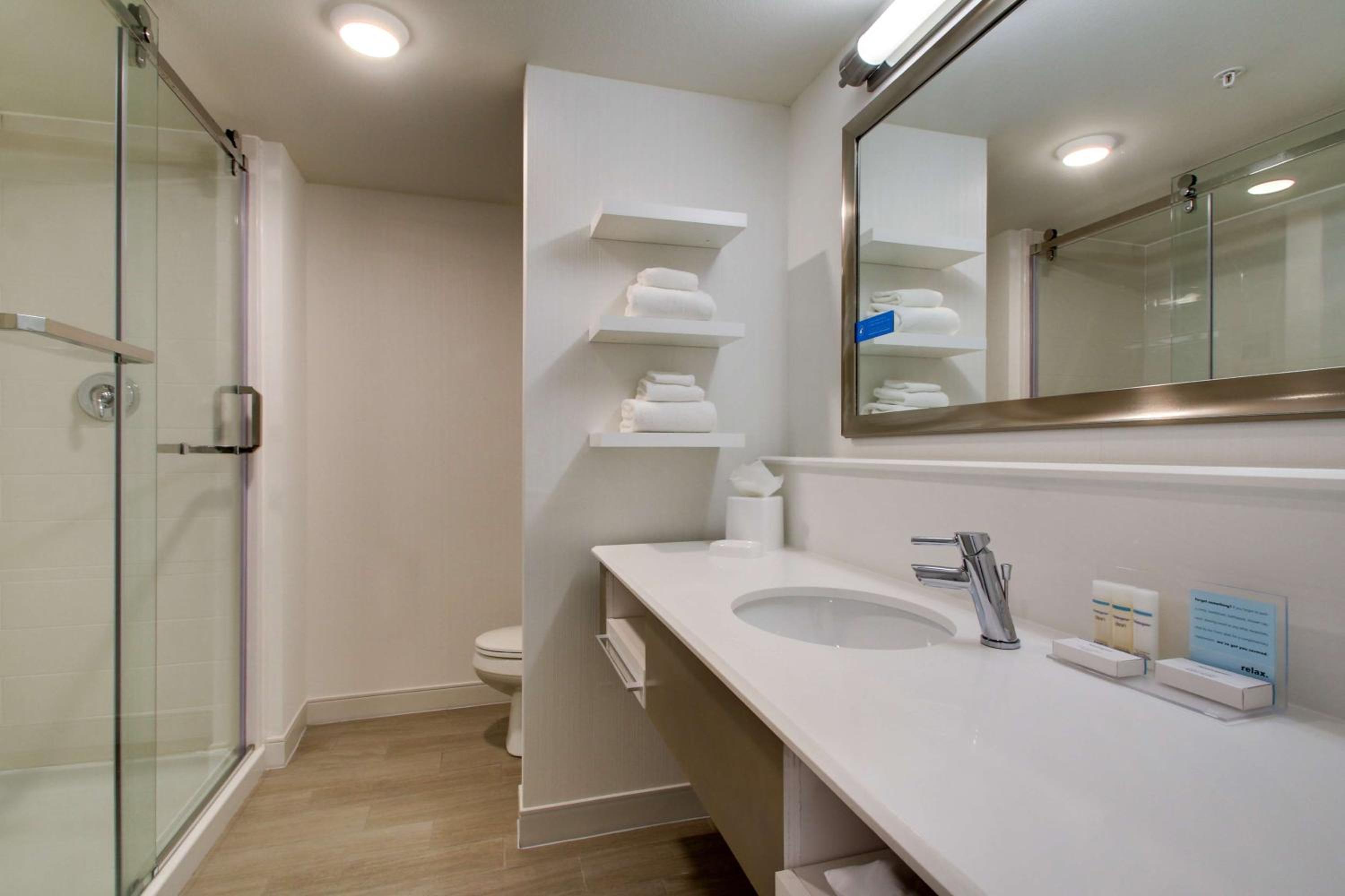 Queen Room with Two Queen Beds photo 2