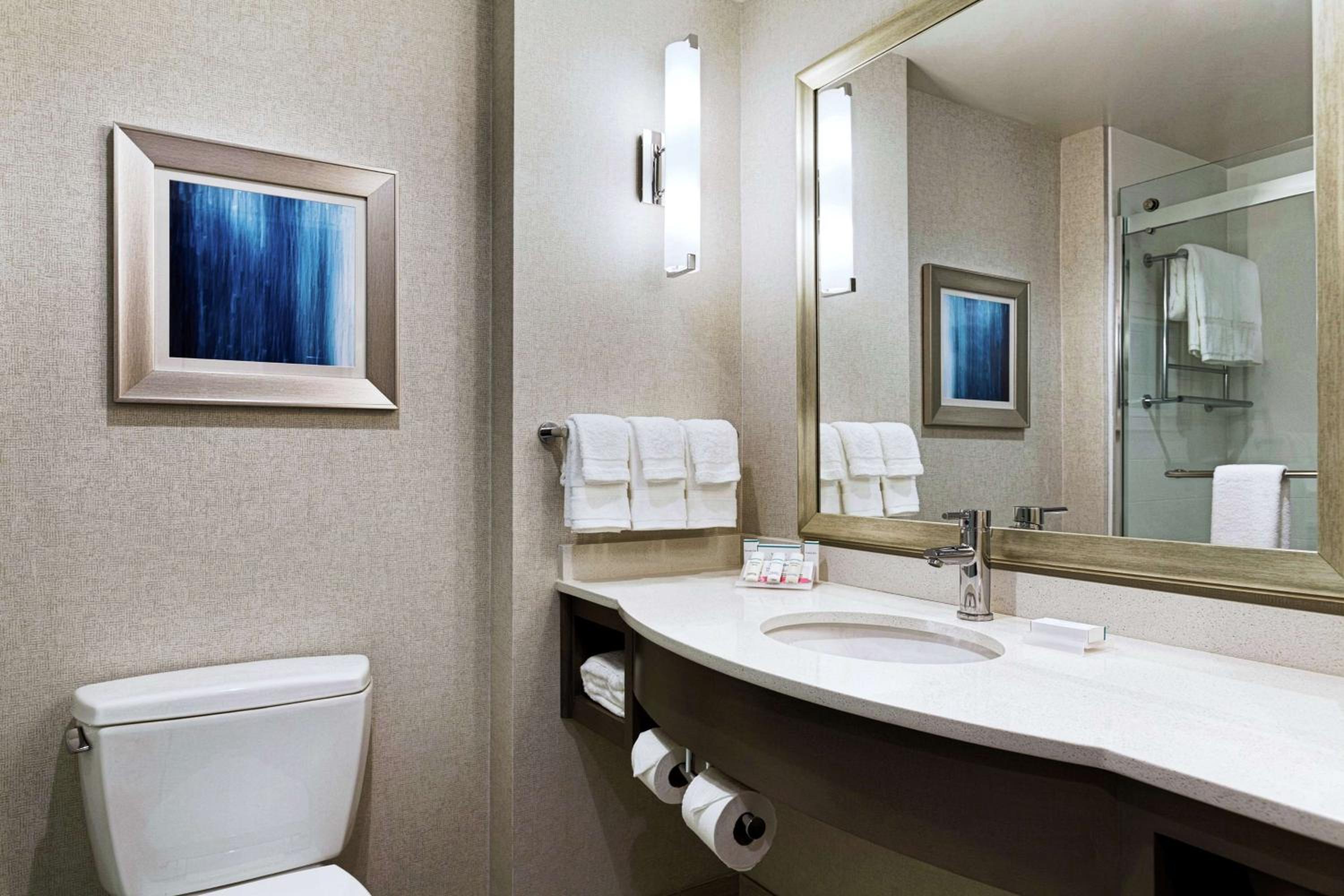 Premium Queen Room With Two Queen Beds photo 2