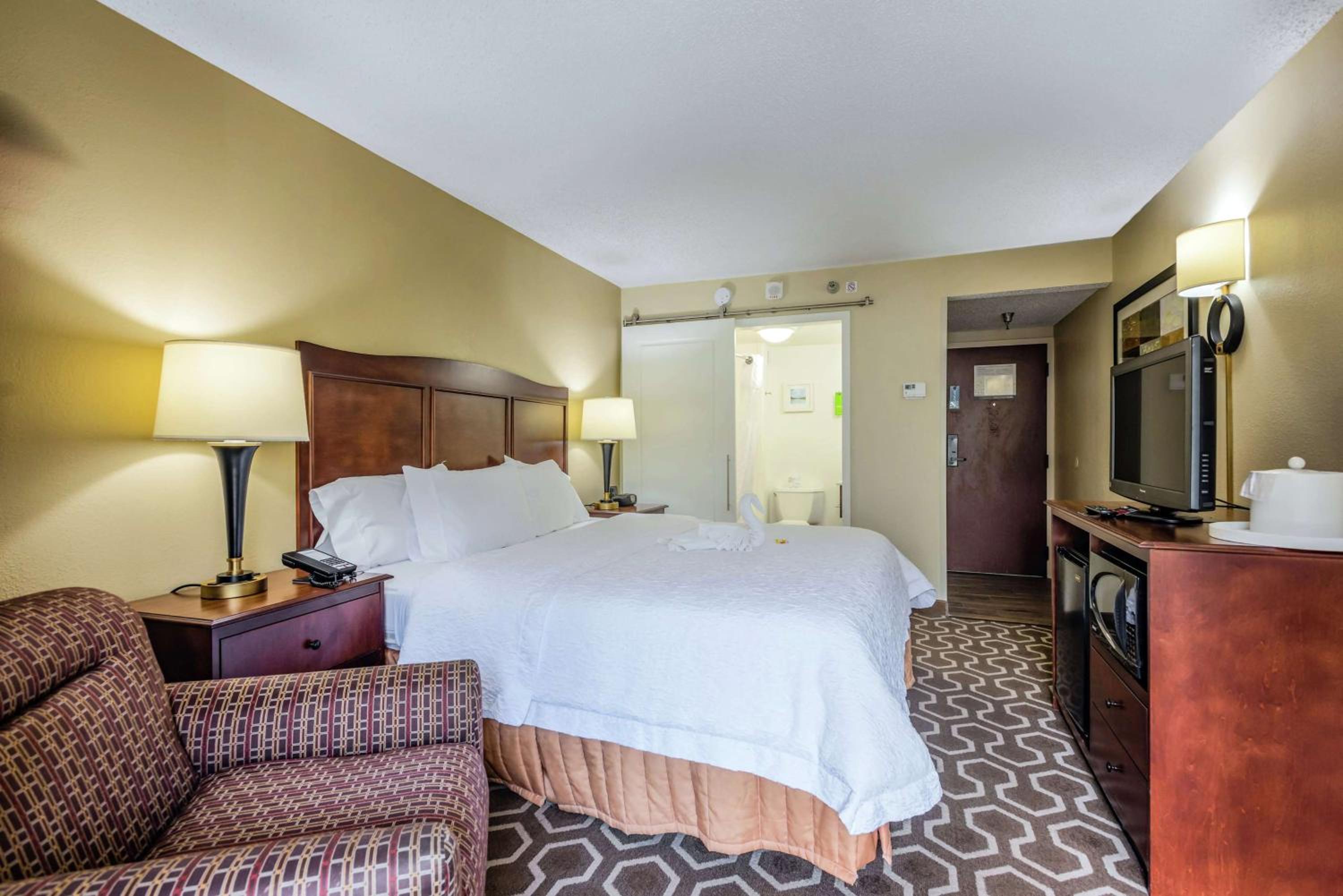 Double Room with Tub - Mobility Accessible/Non-Smoking - Photo 1