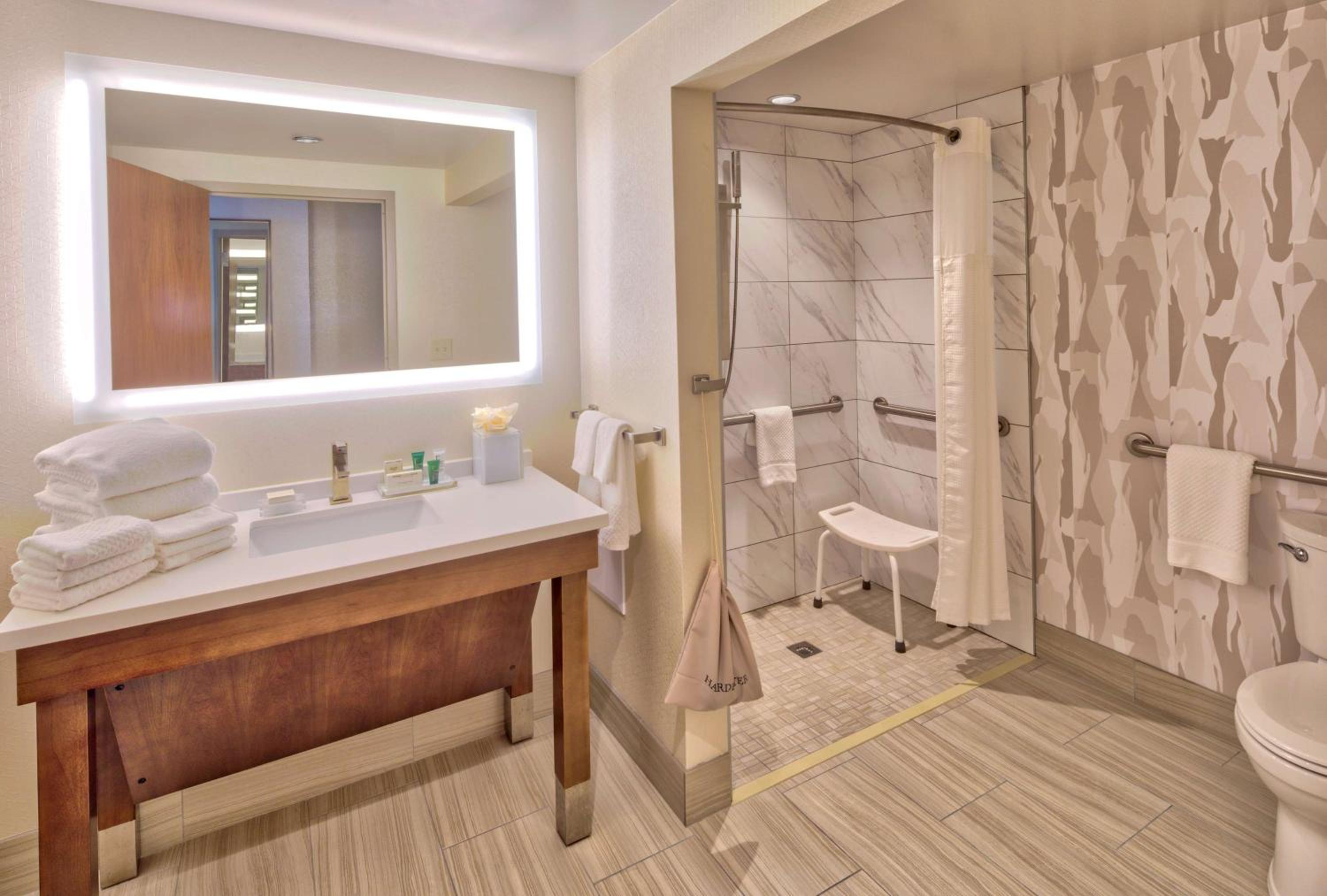 King Room with Roll-In Shower and River View - Mobility Access