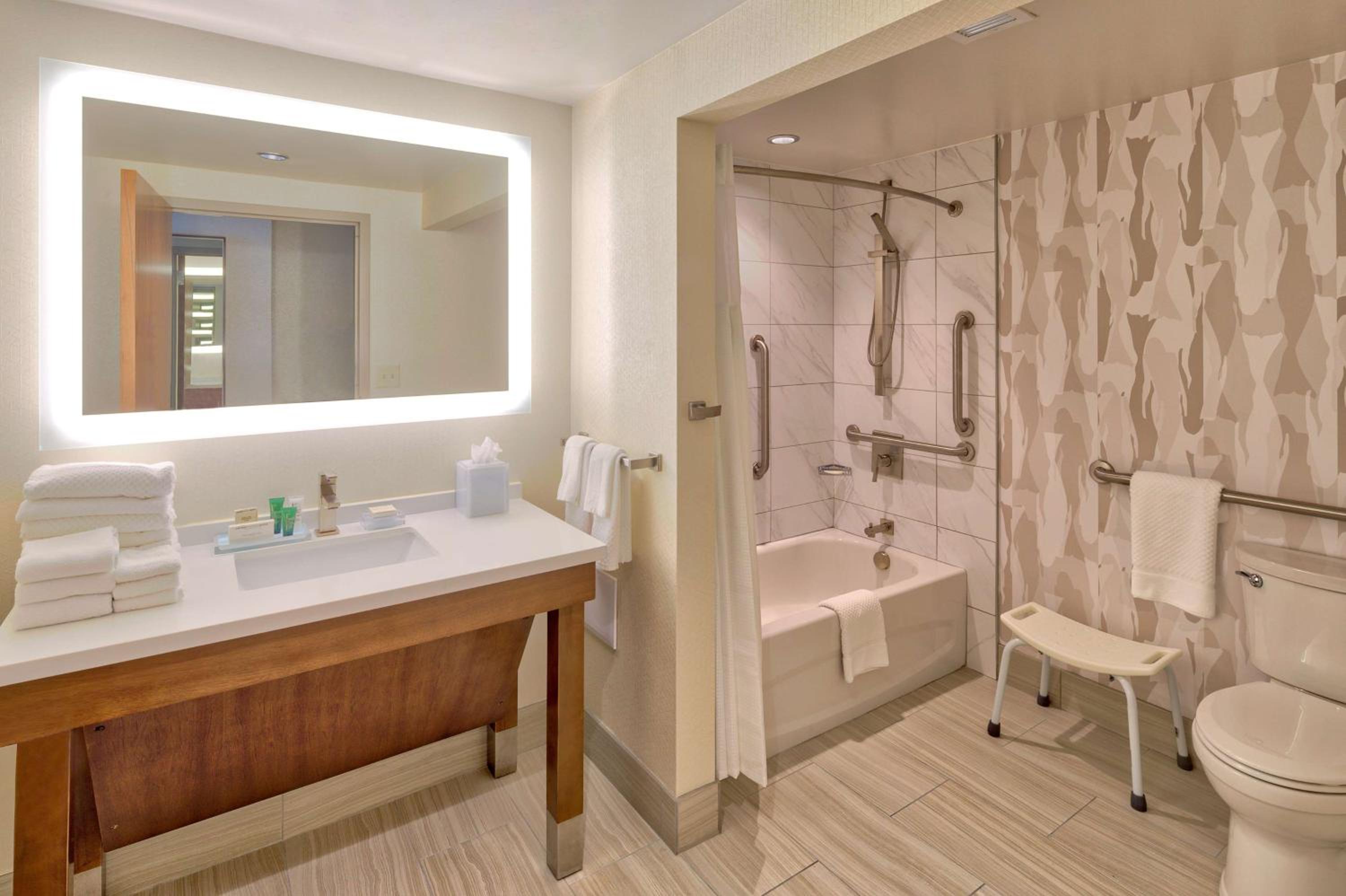 King Room with Bath Tub and River View - Mobility Access