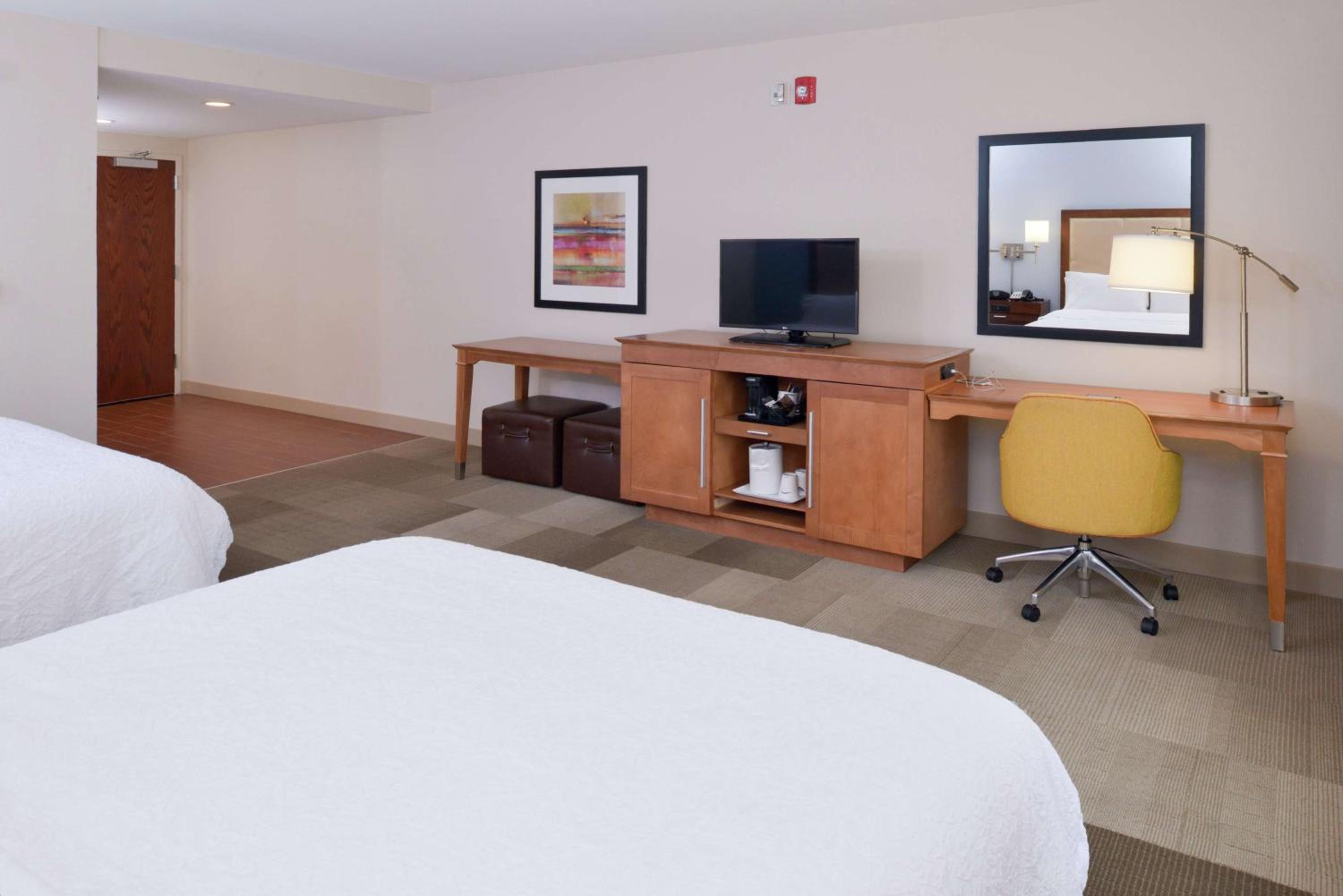 Queen Room with Two Queen Beds - Mobility and Hearing Access/Non-Smoking photo 1