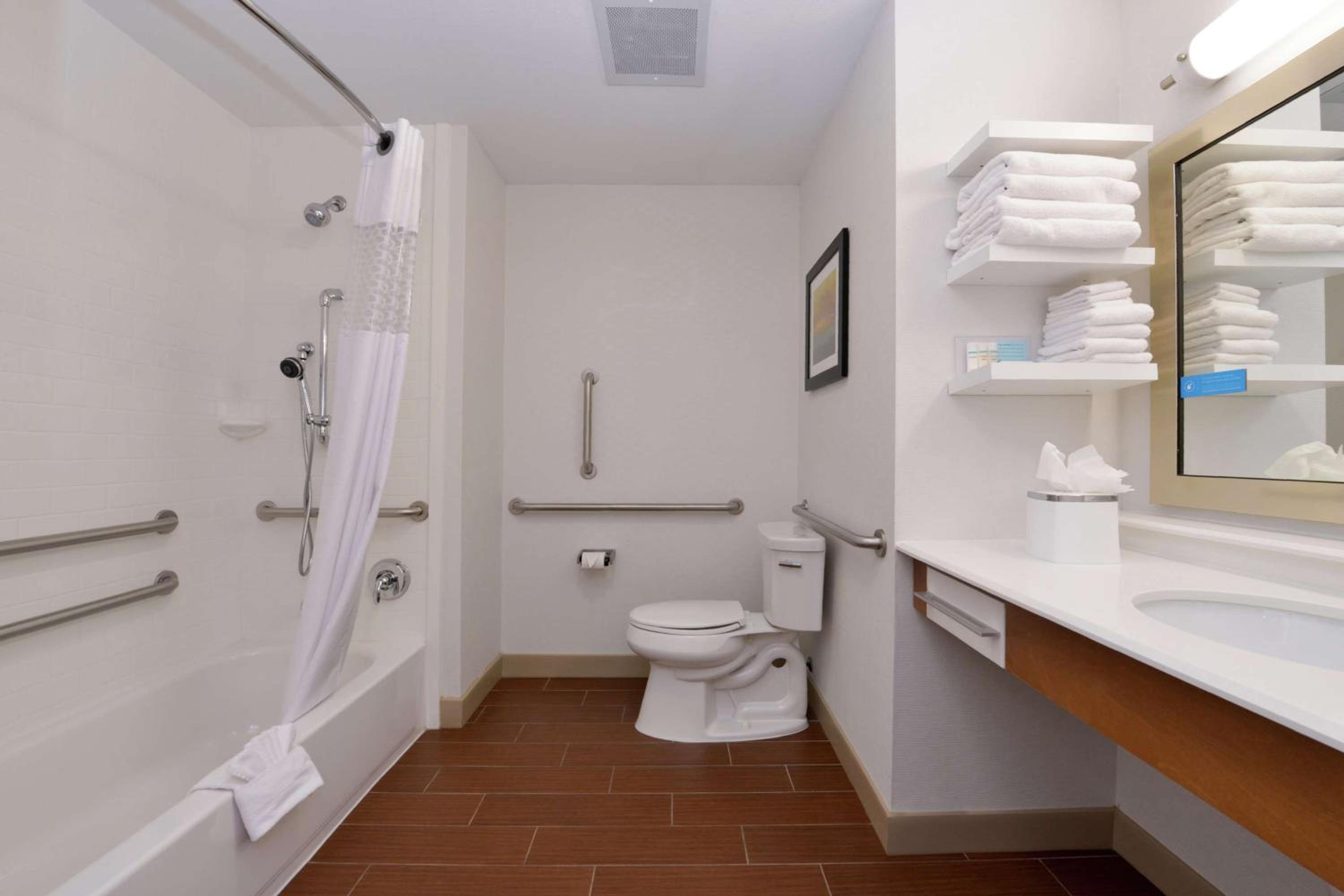 Queen Room with Two Queen Beds - Mobility and Hearing Access/Non-Smoking photo 2