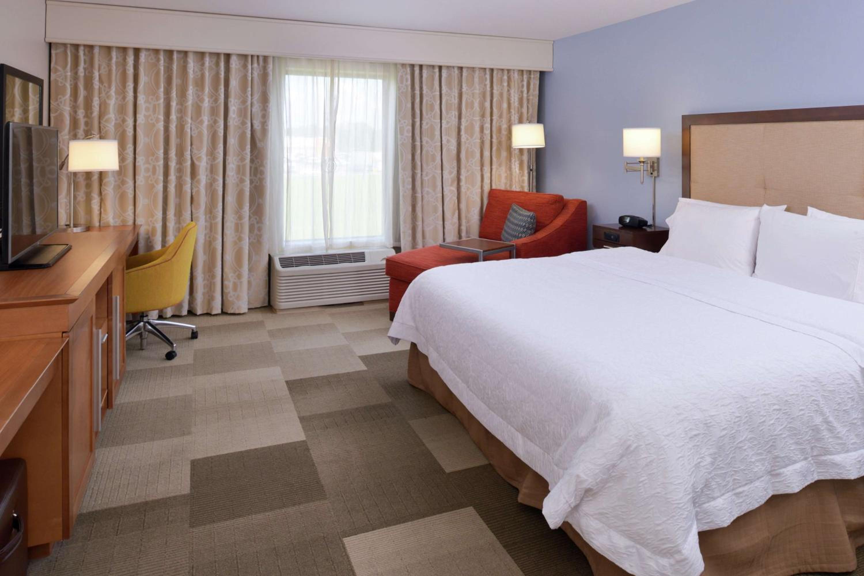 King Room with Accessible Tub - Mobility and Hearing Access/Non-Smoking photo 3