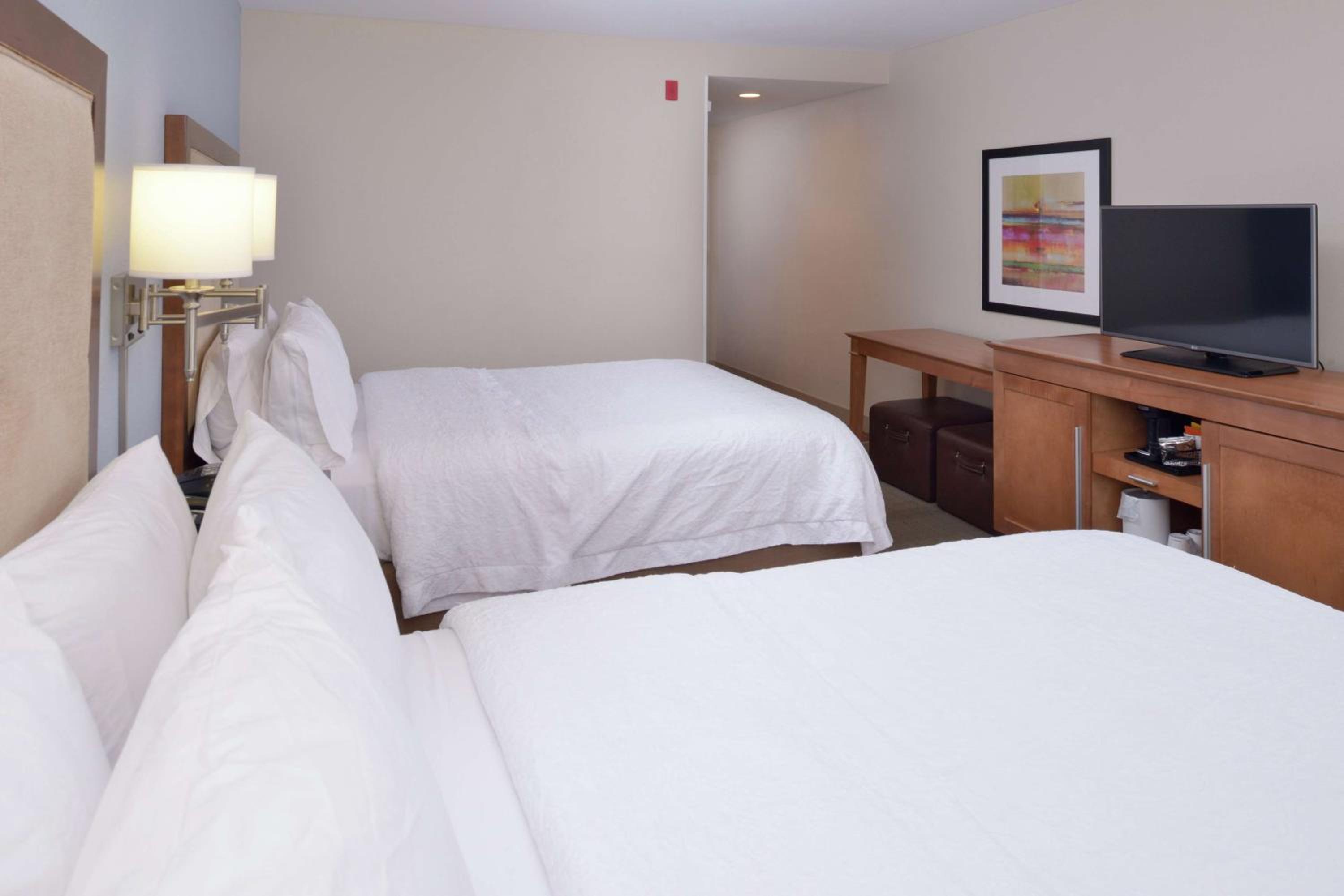 Queen Room with Two Queen Beds - Non-Smoking photo 2