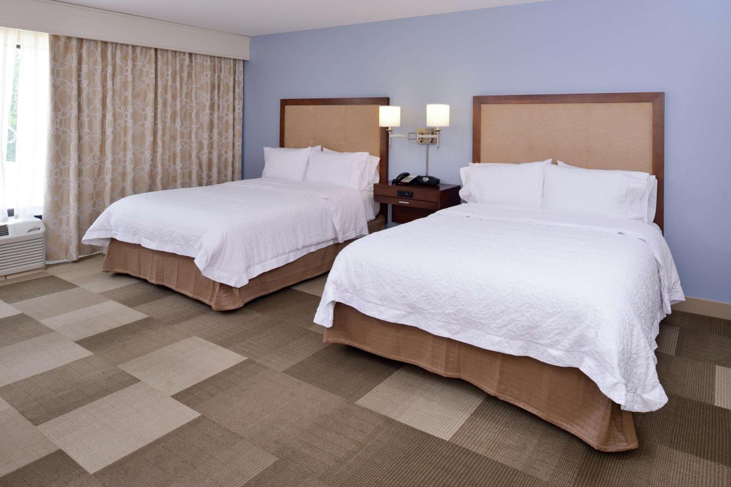 Queen Room with Two Queen Beds - Mobility and Hearing Access/Non-Smoking photo 3