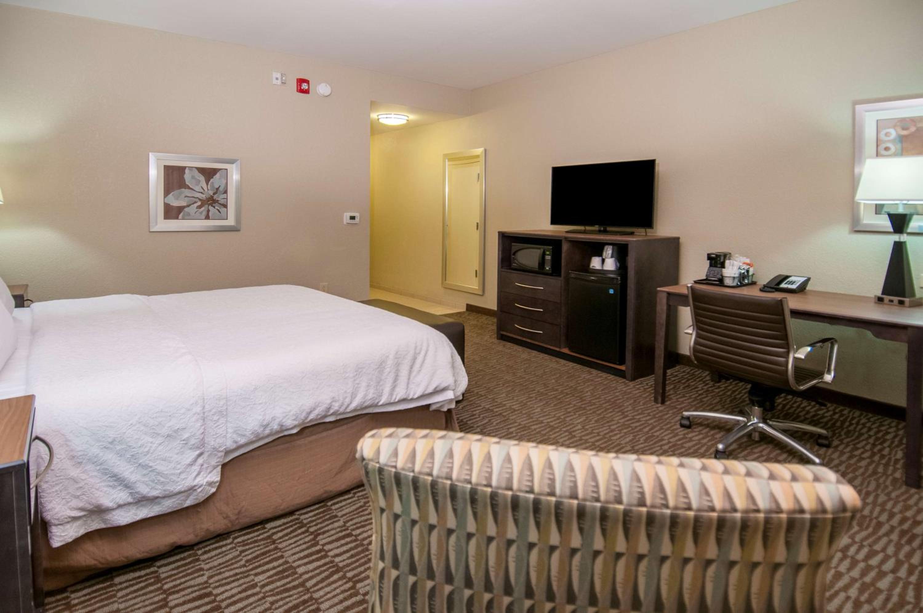 King Room - Non-Smoking photo 2
