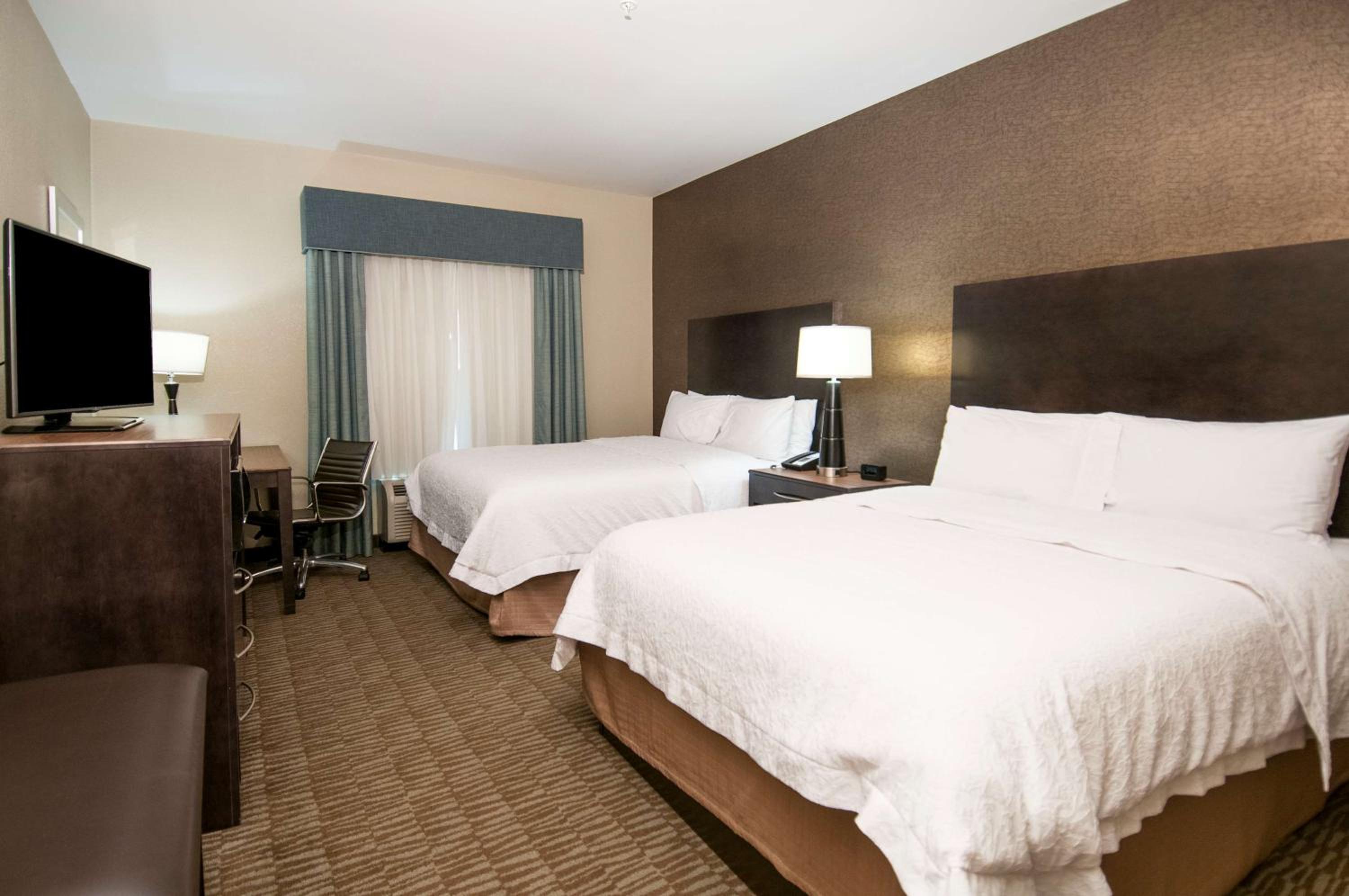 Queen Room with Two Queen Beds (4 Adults) photo 3