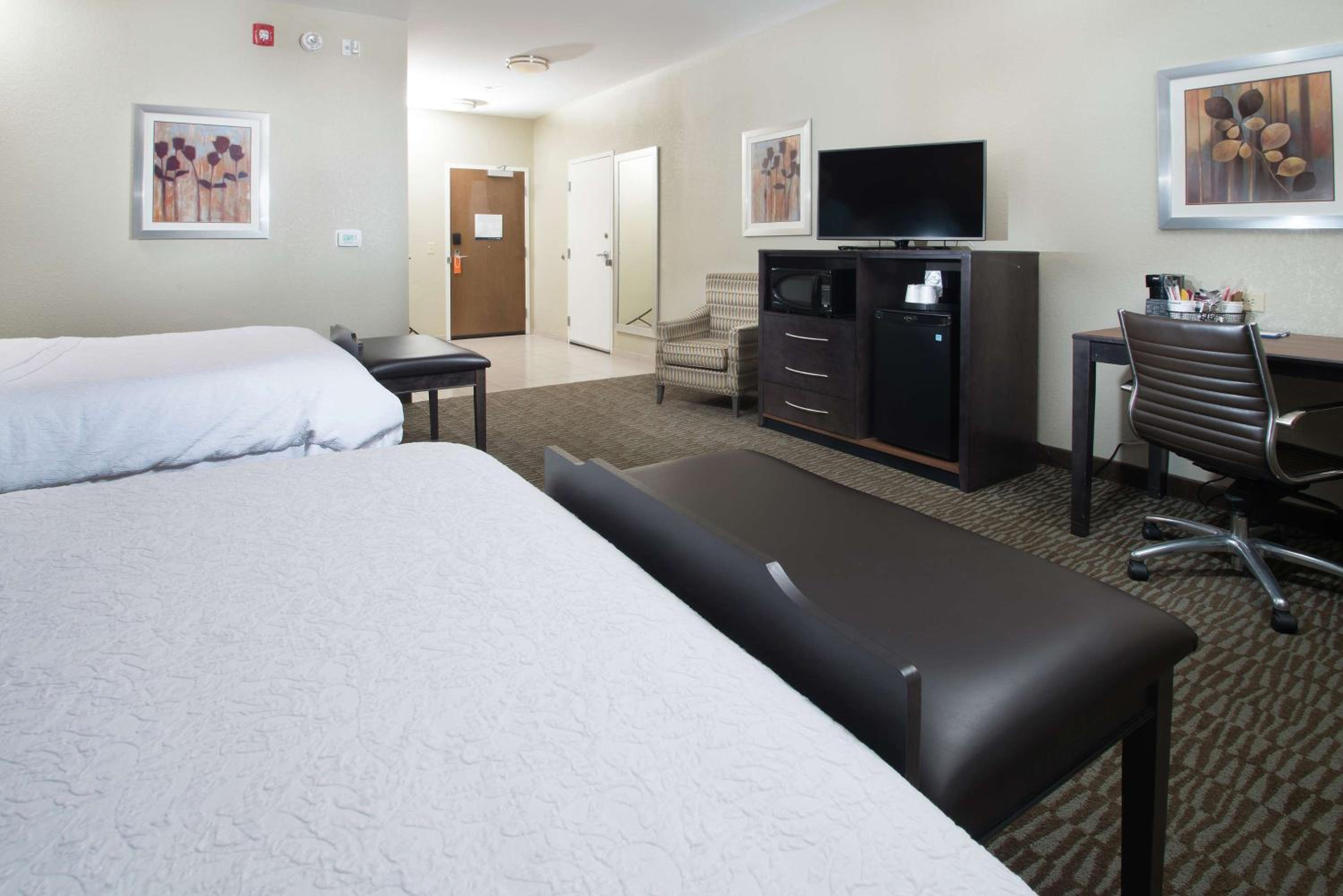 Queen Room with Two Queen Beds - Hearing Access/Non-Smoking photo 3