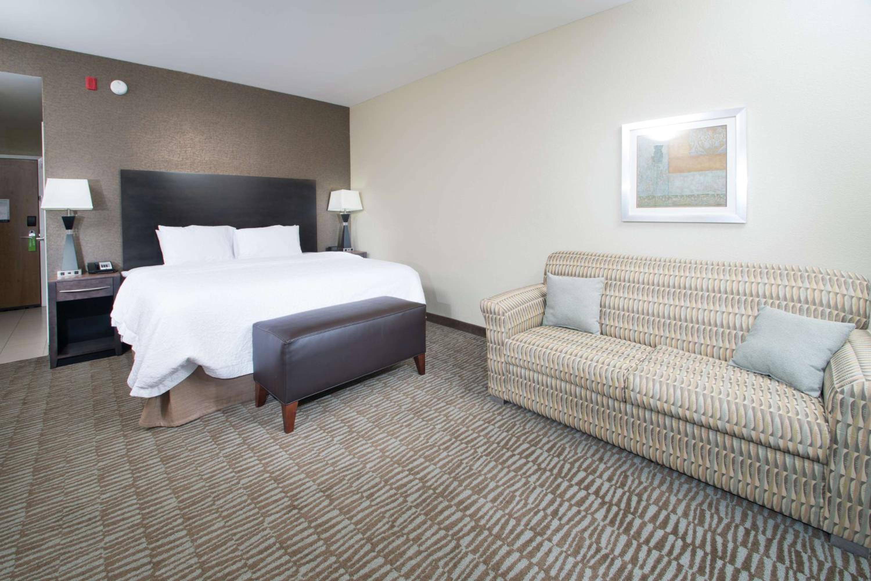 King Room with Sofa Bed - Non-Smoking photo 3