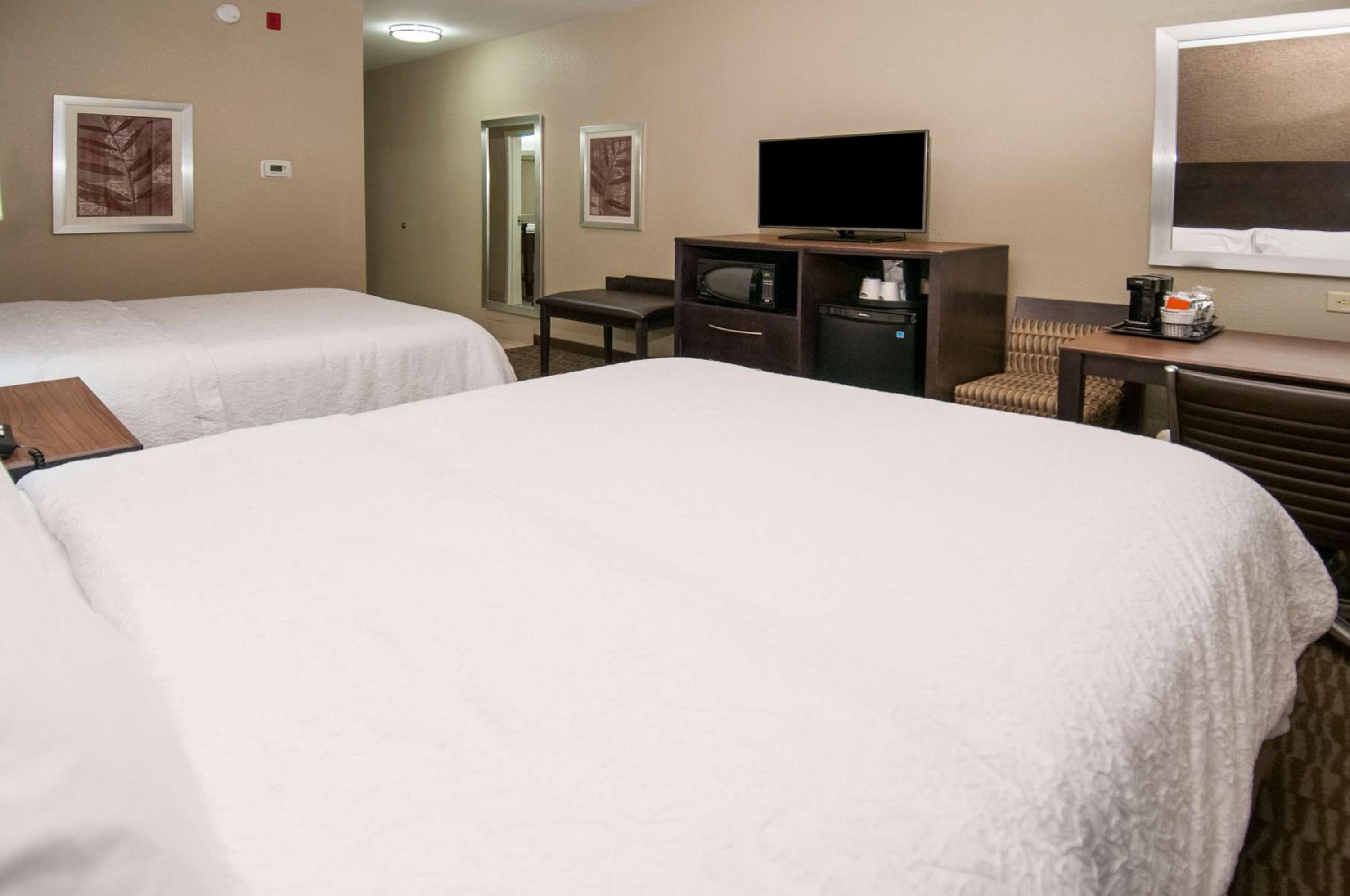 Queen Room with Two Queen Beds and Pool View - Disability Access photo 3