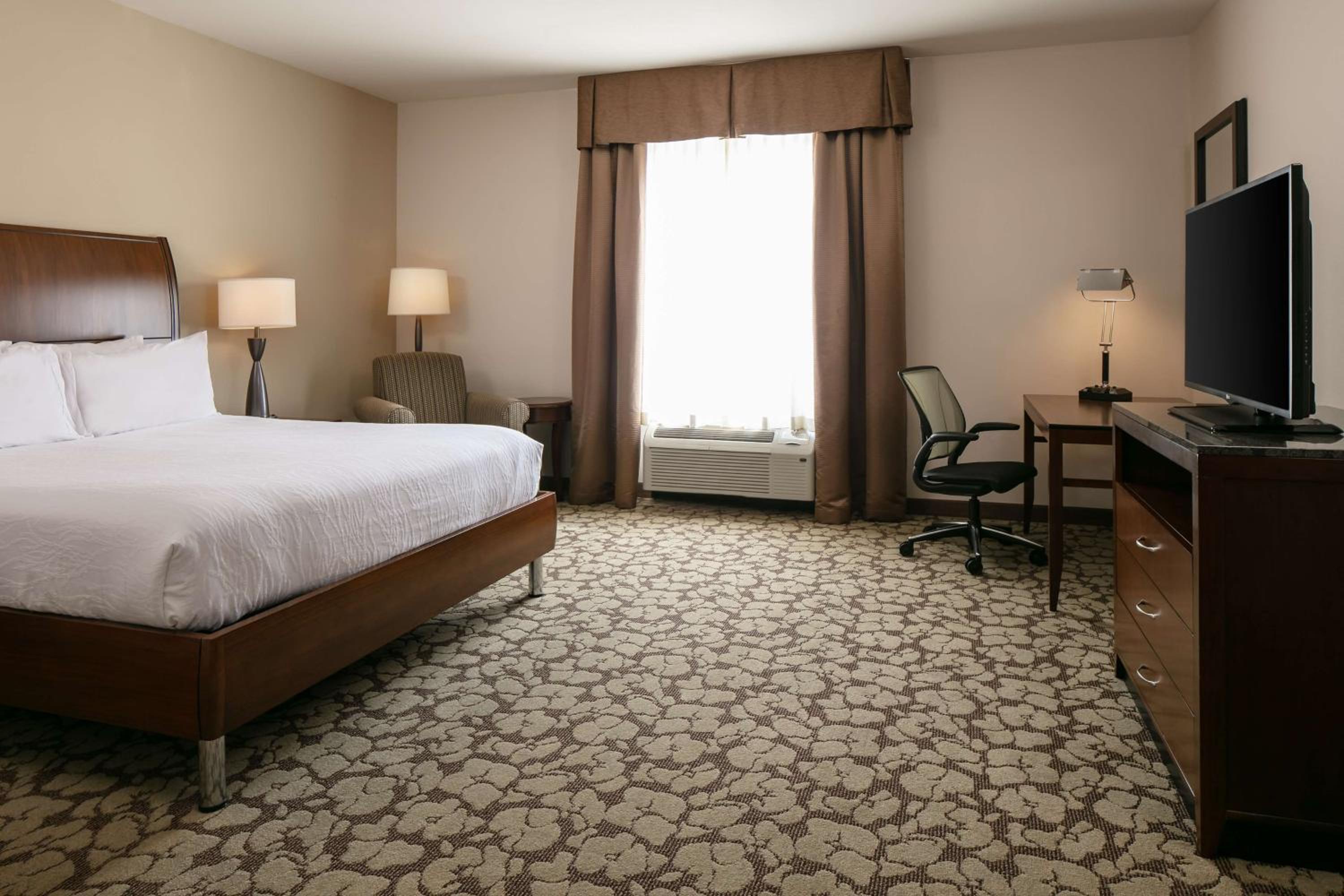 King Room with Accessible Tub - Mobility Access