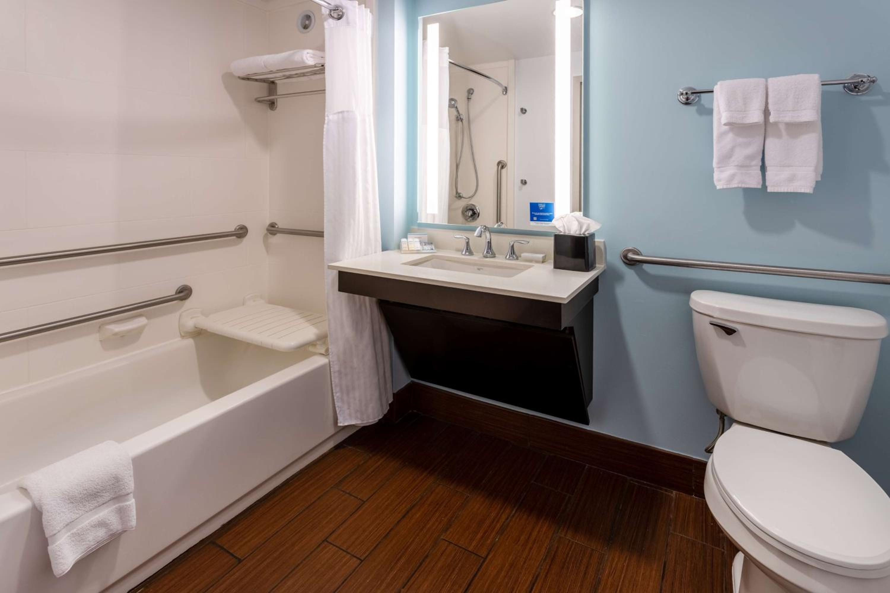 King Room with Accessible Tub - Mobility Access photo 2