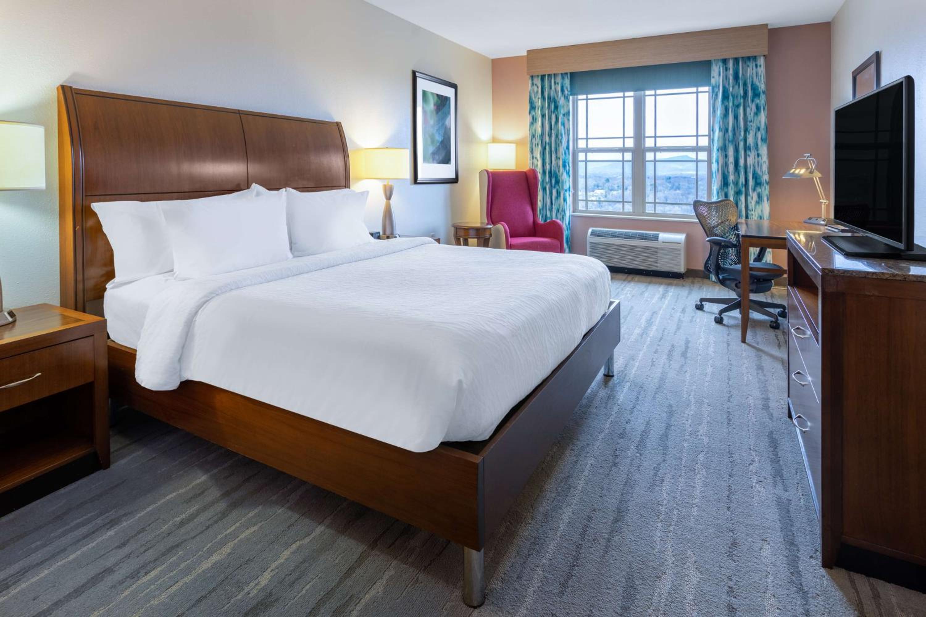 King Room with Accessible Tub - Mobility Access photo 3
