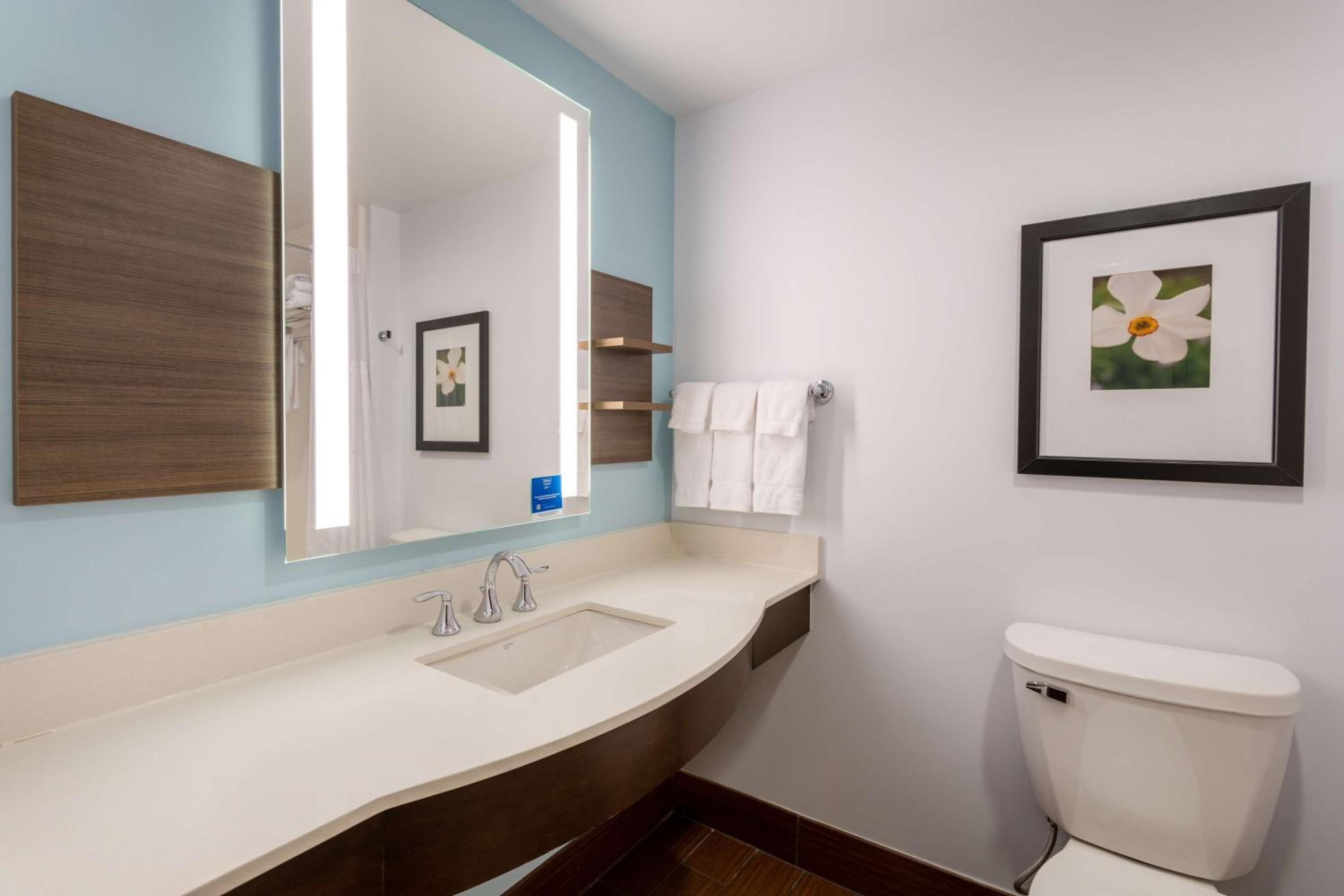 Deluxe King Room - Hearing Access photo 3