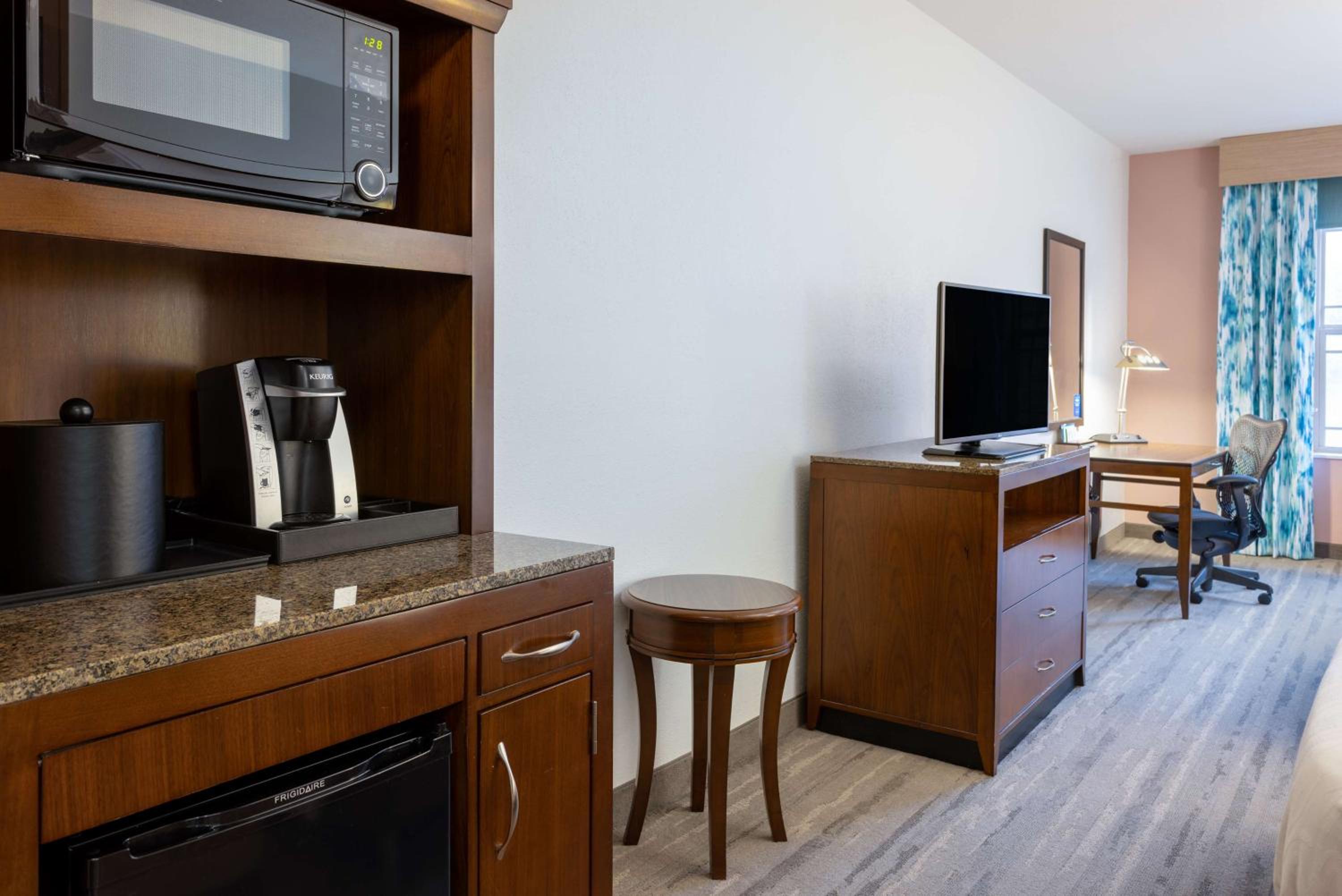 Deluxe King Room - Hearing Access photo 2