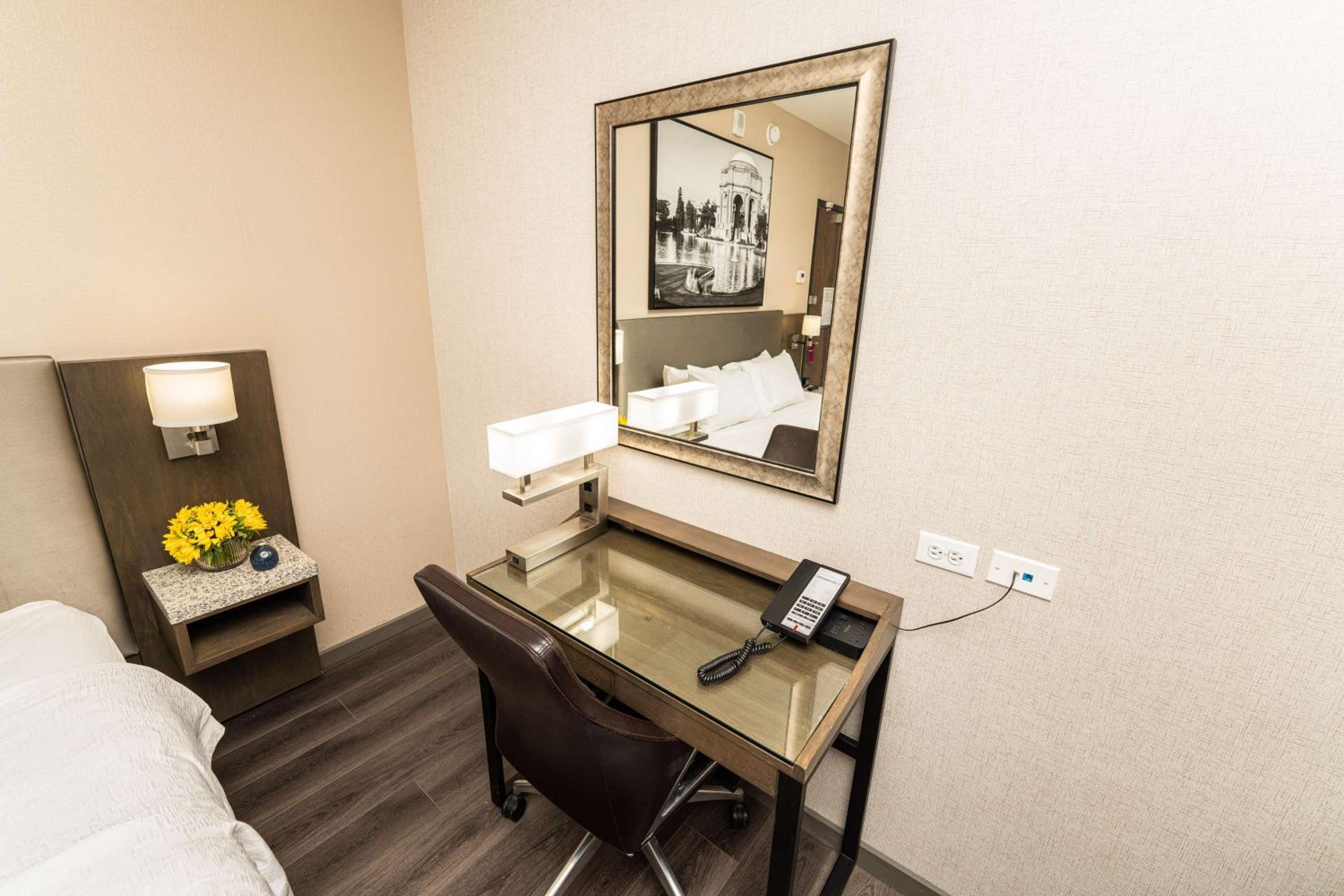 King Room - Mobility Accessible with Bathtub photo 2