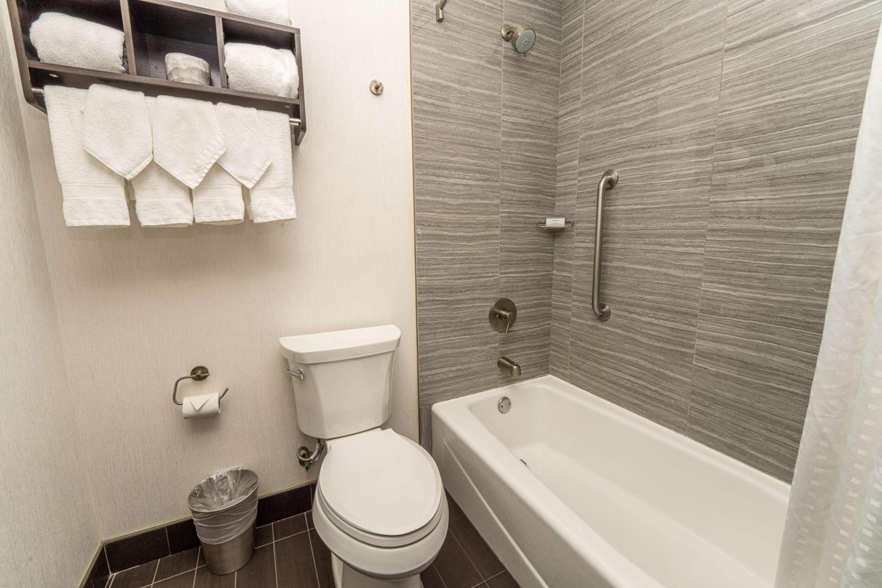 Queen Room with Two Queen Beds - Hearing Access/Non-Smoking photo 3