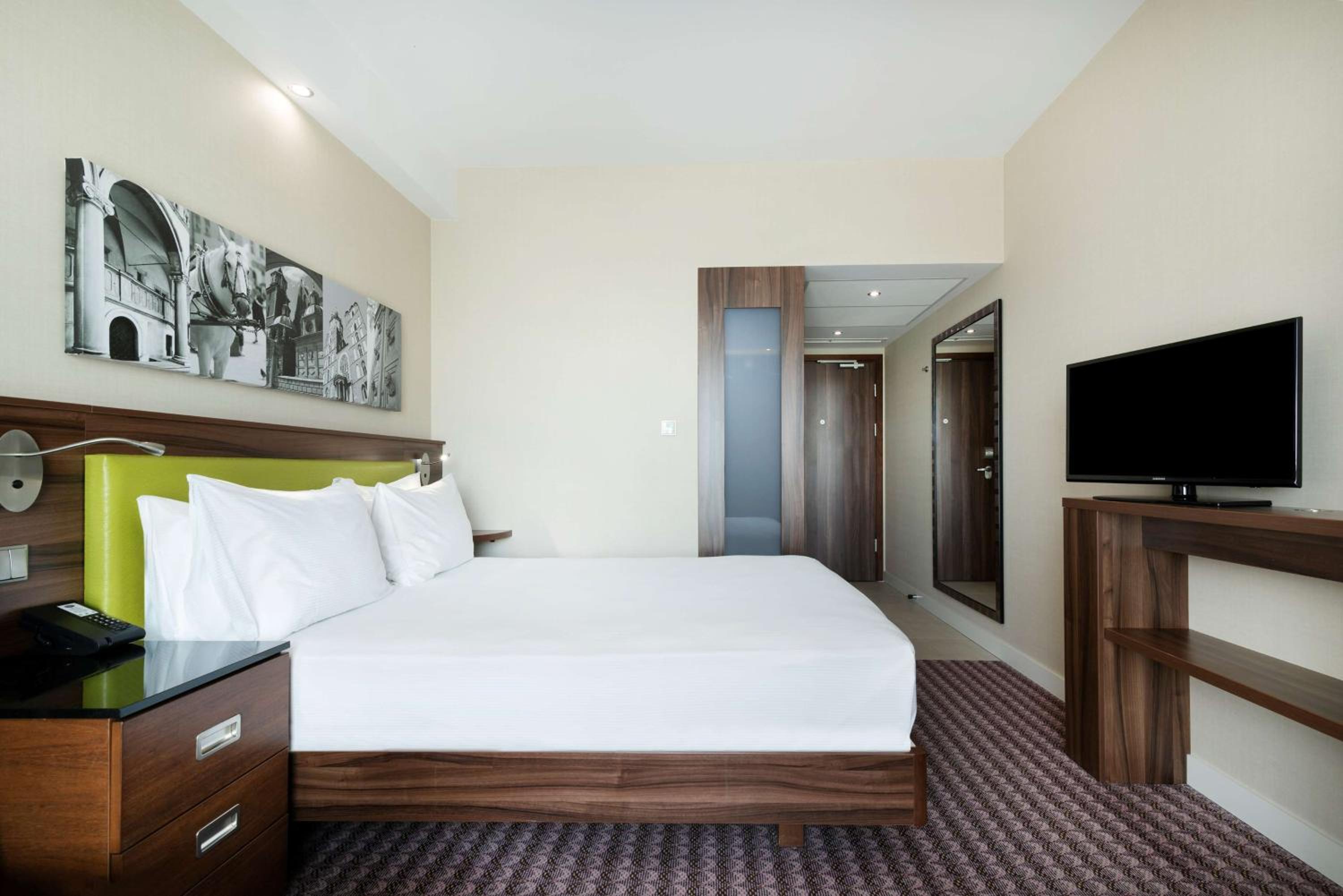 Queen Room with Sofa Bed photo 3