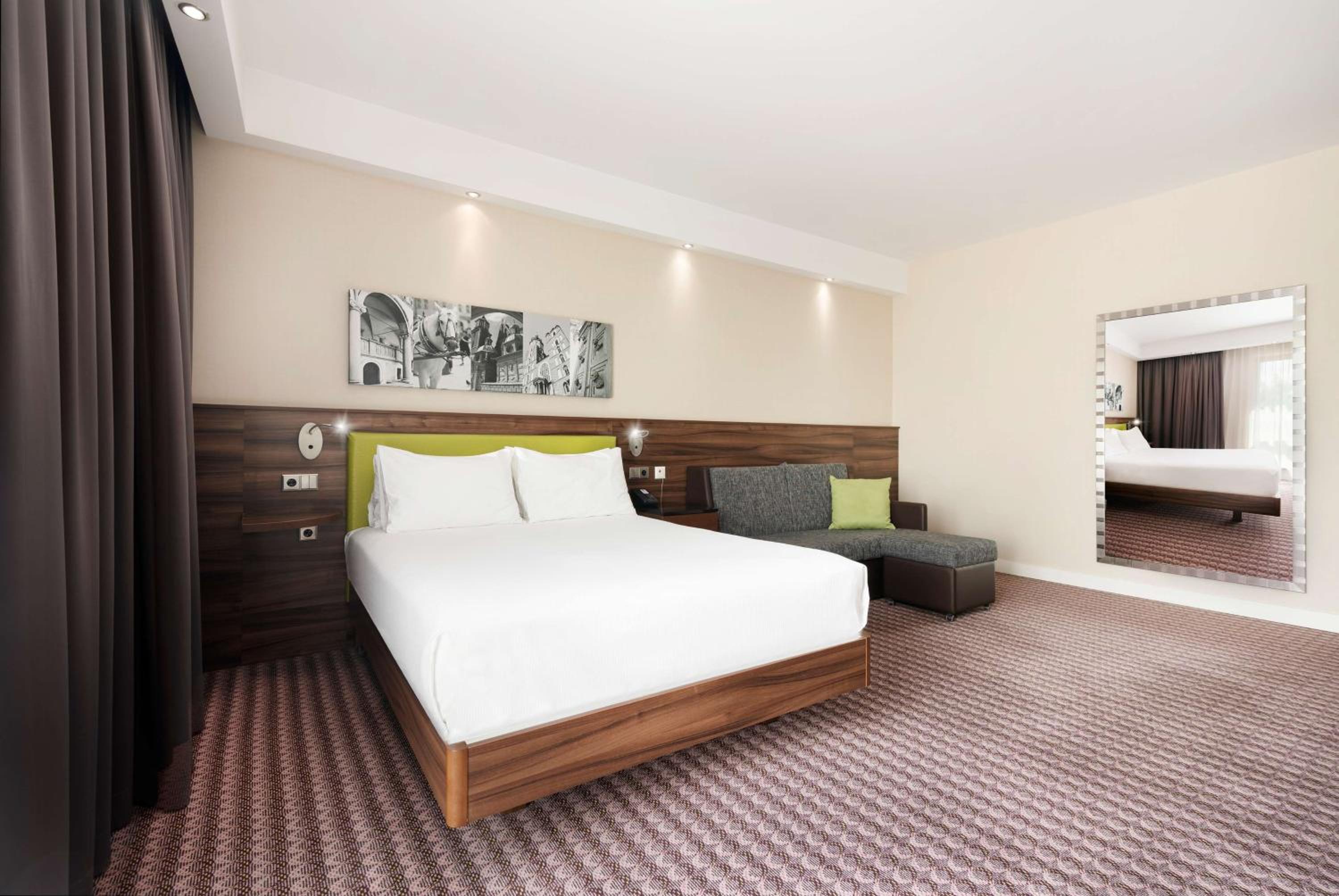 Queen Room - Accessible photo 2