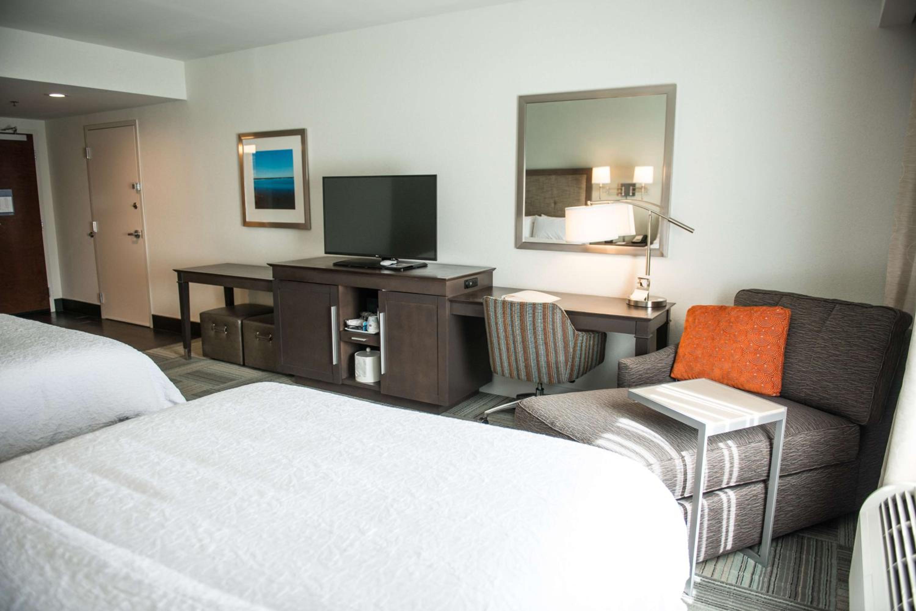 Queen Room with Two Queen Beds - Non-Smoking photo 2