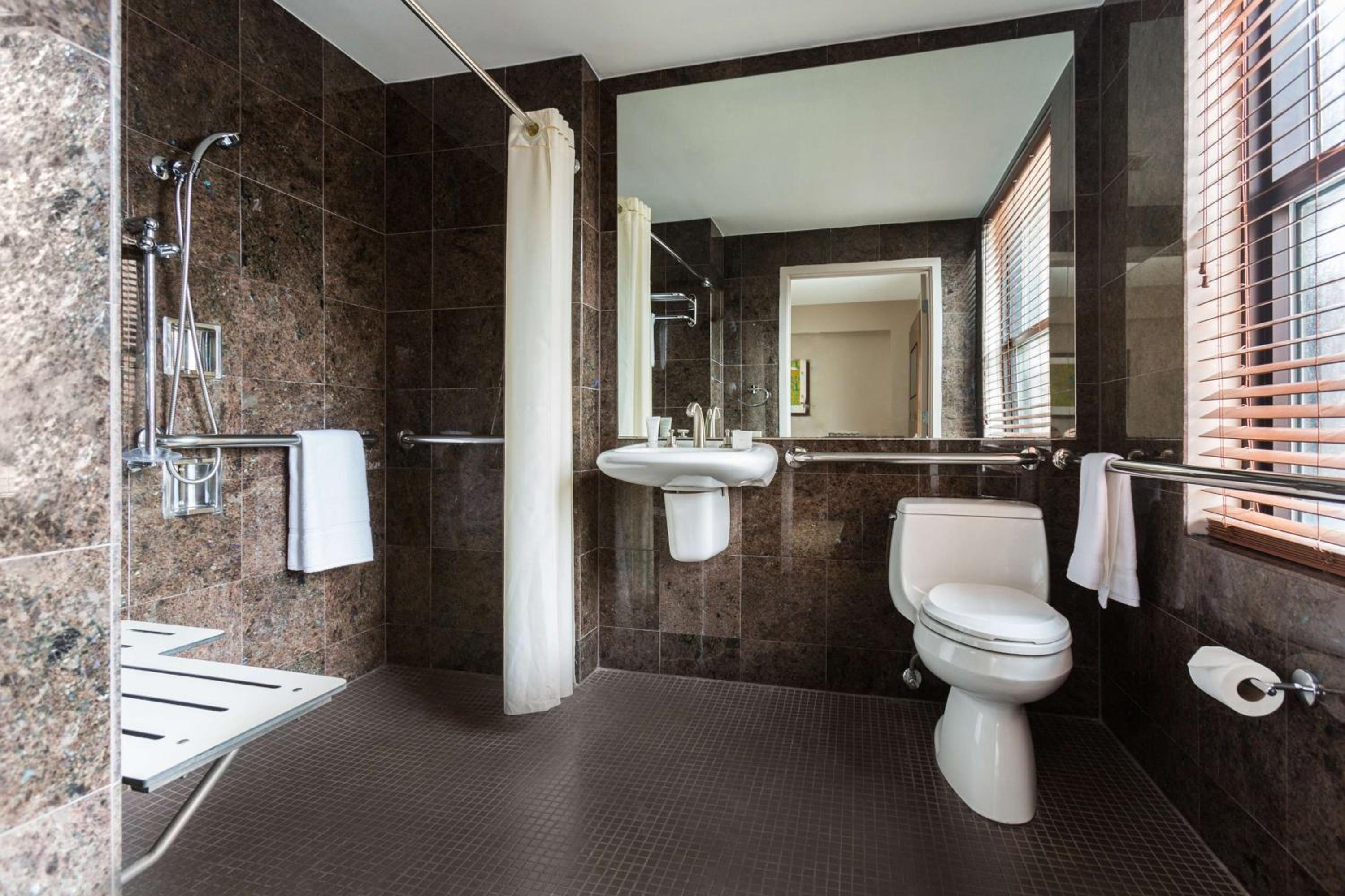 Deluxe King Room - Hearing Access - Photo 6
