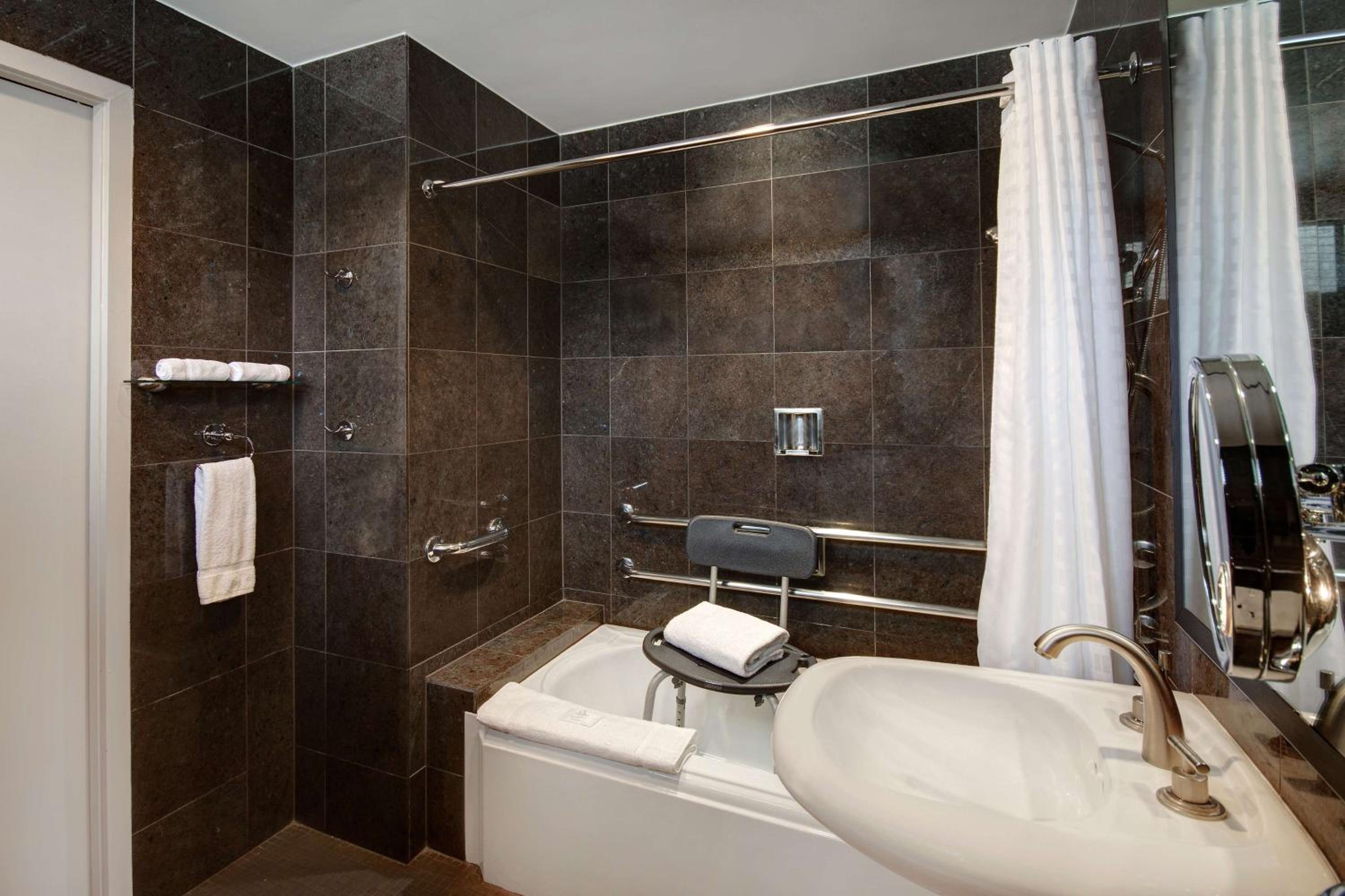 Deluxe King Room With Tub - Mobility/Hearing Access - Photo 8