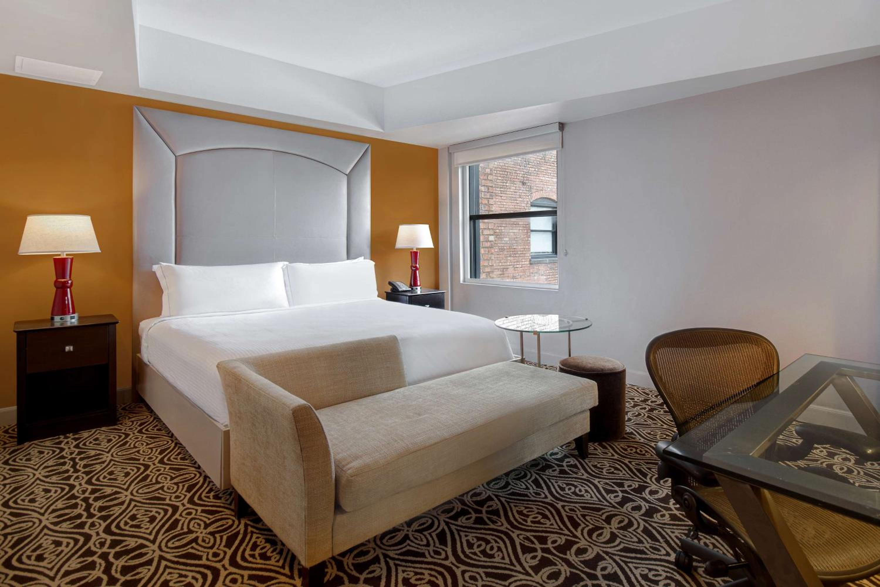 Deluxe King Room - Photo 11