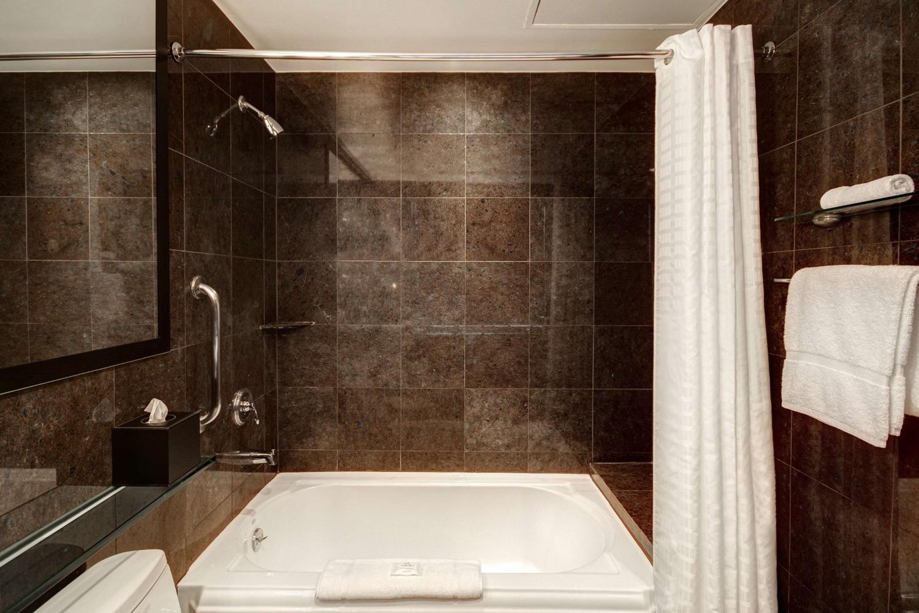 Deluxe King Room - Photo 7