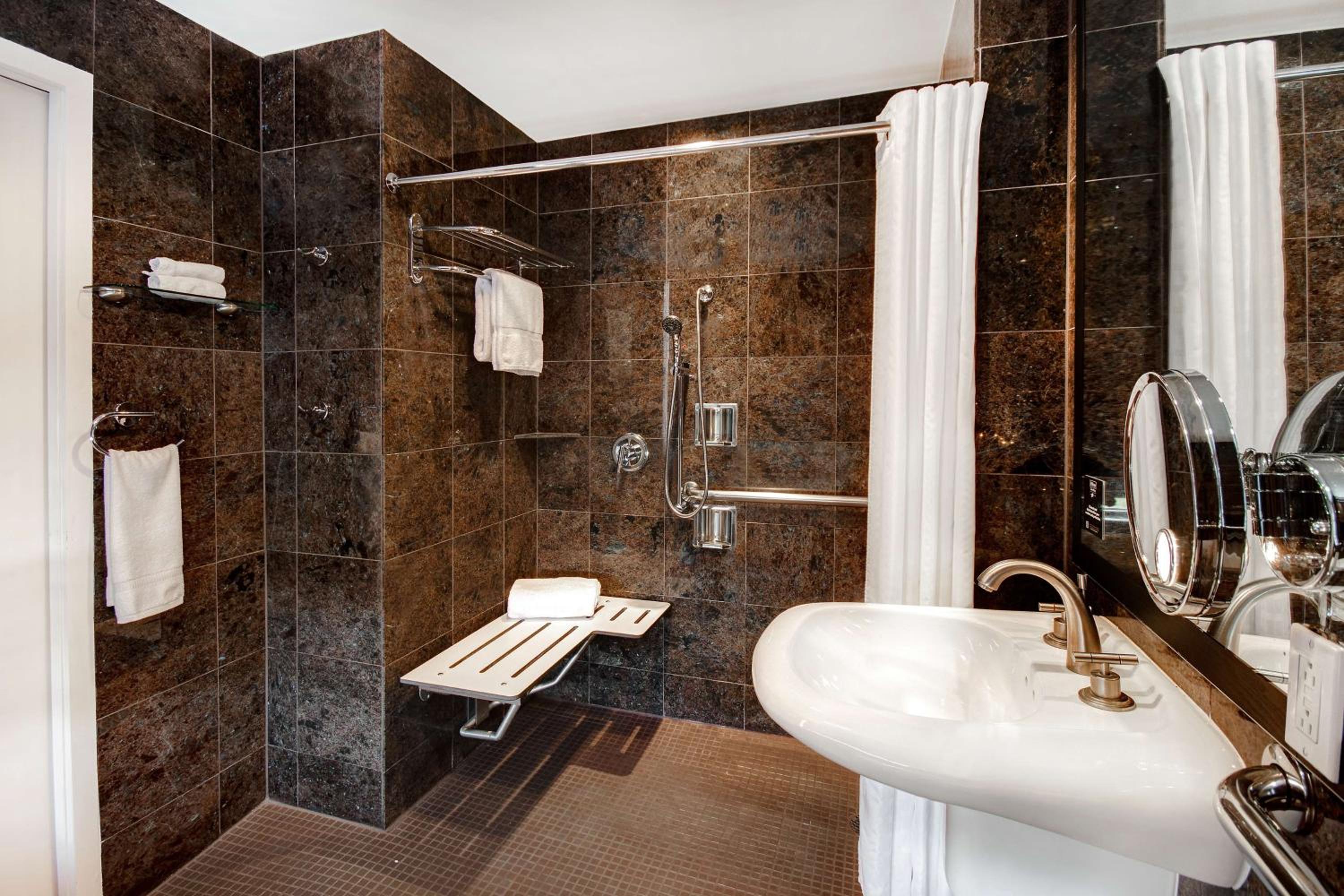Deluxe King Room with Roll-In Shower - Mobility and Hearing Access/Non-Smoking - Photo 2