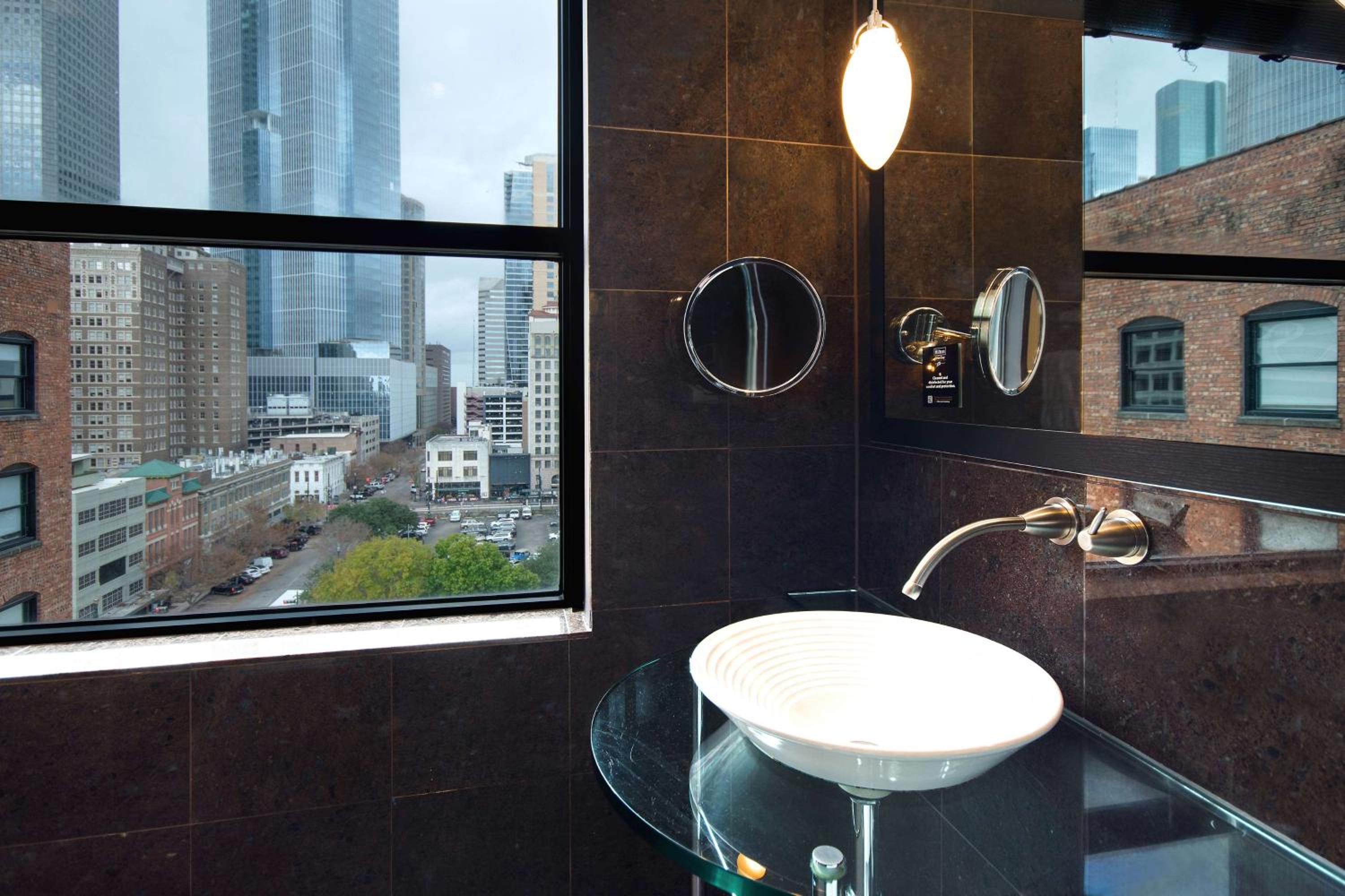 Deluxe King Room - Photo 9