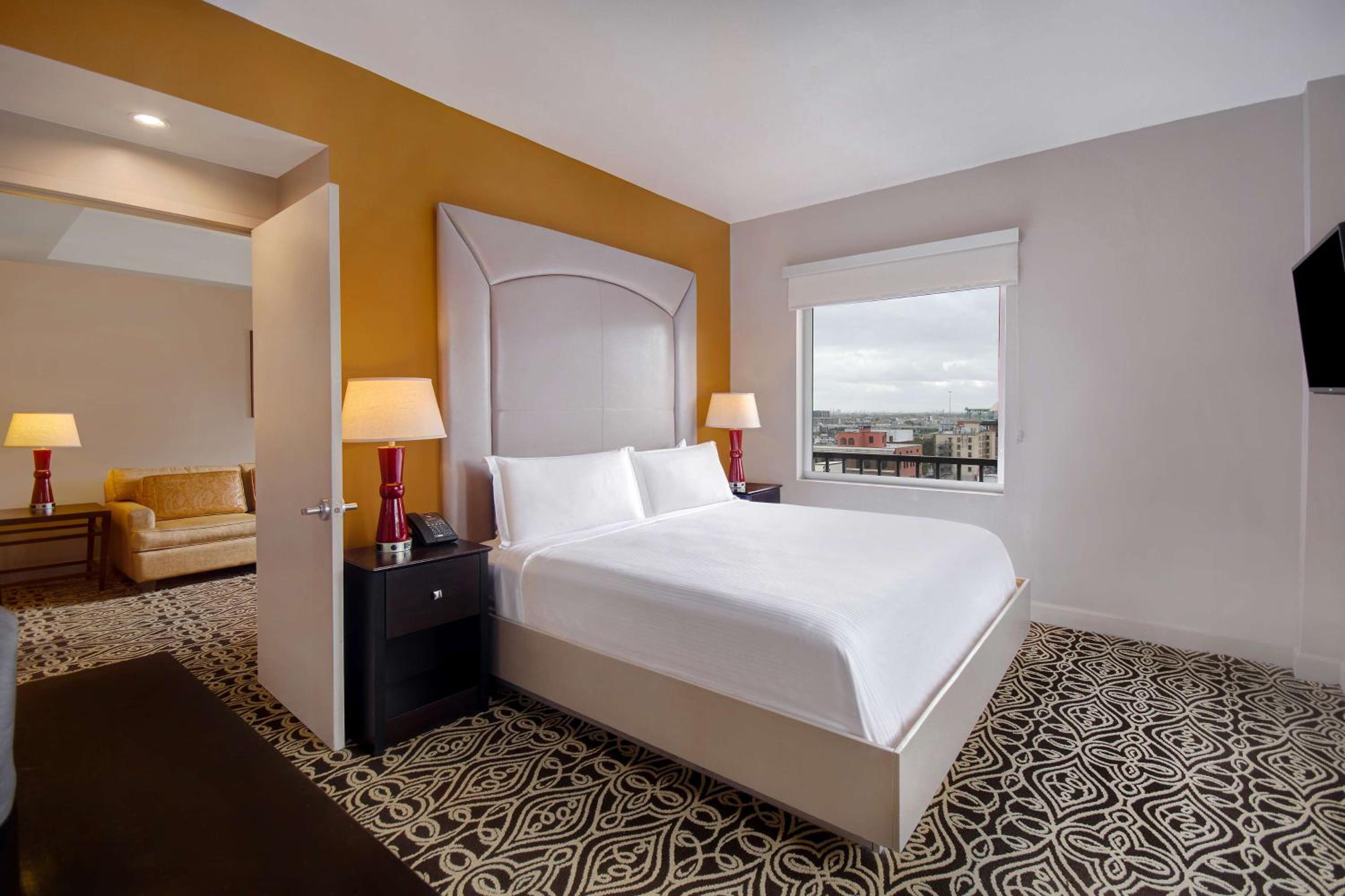 One-Bedroom King Suite - Photo 6