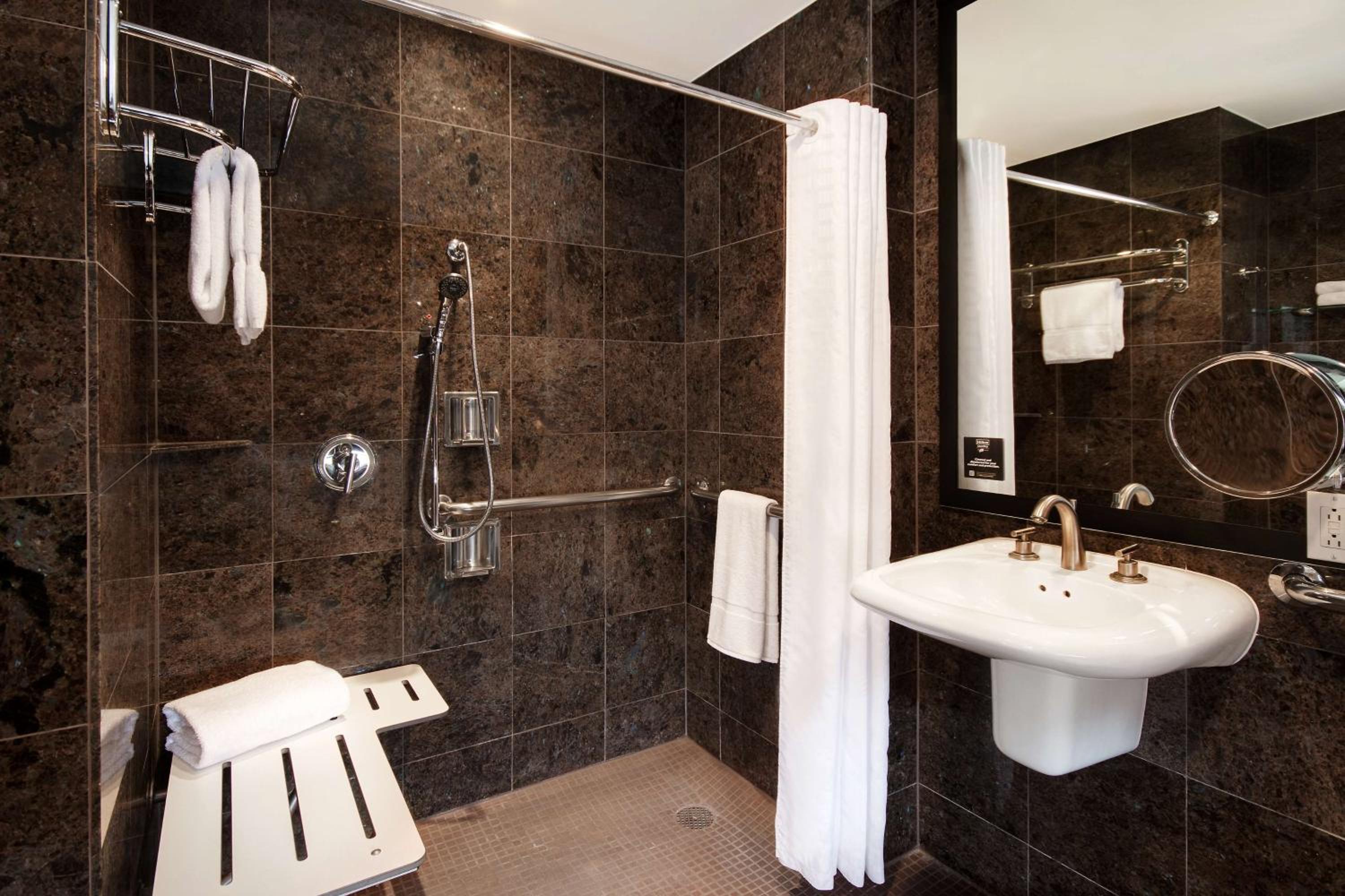 Deluxe King Room with Roll-In Shower - Mobility and Hearing Access/Non-Smoking - Photo 3