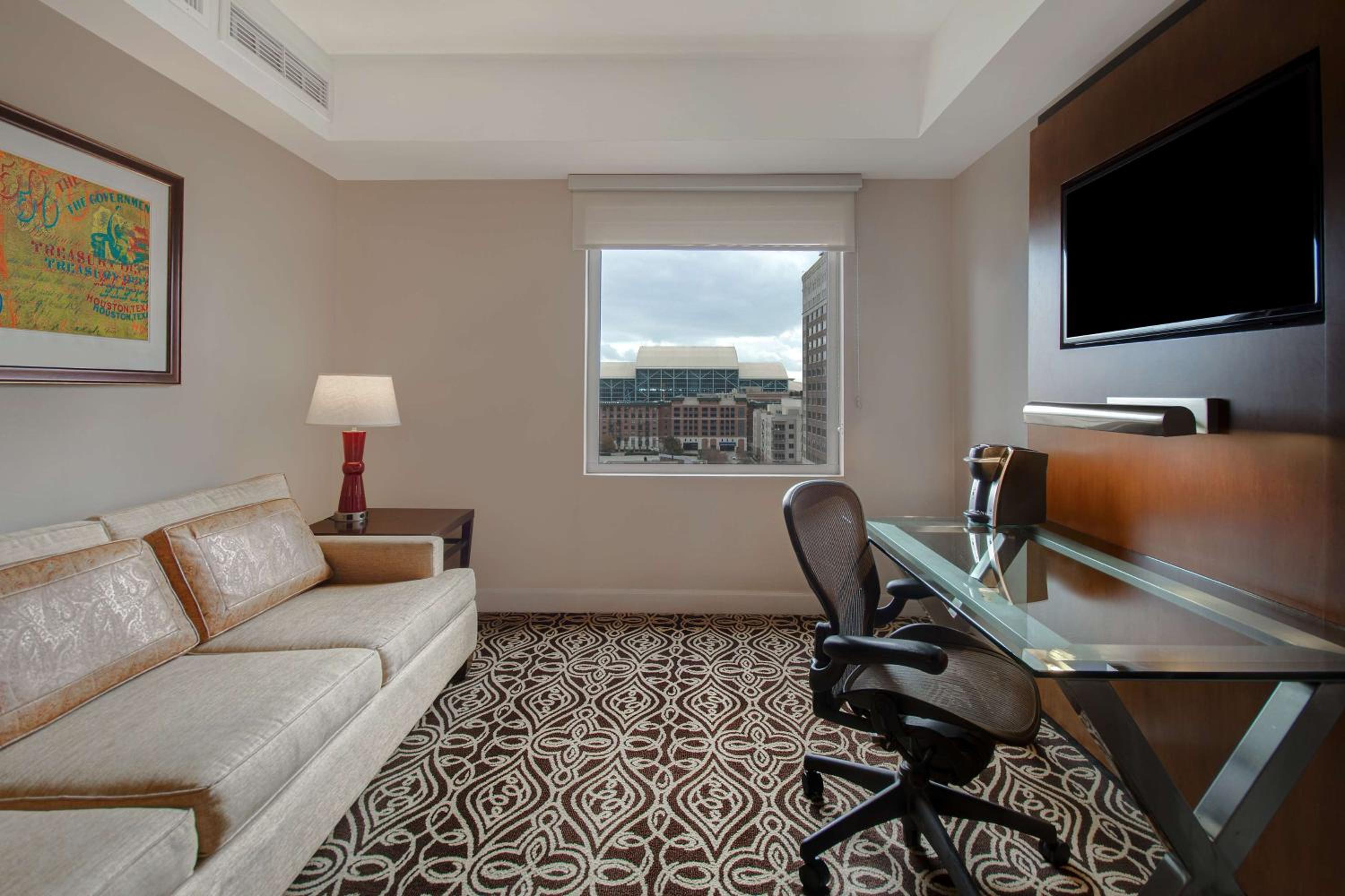 One-Bedroom King Suite - Photo 4