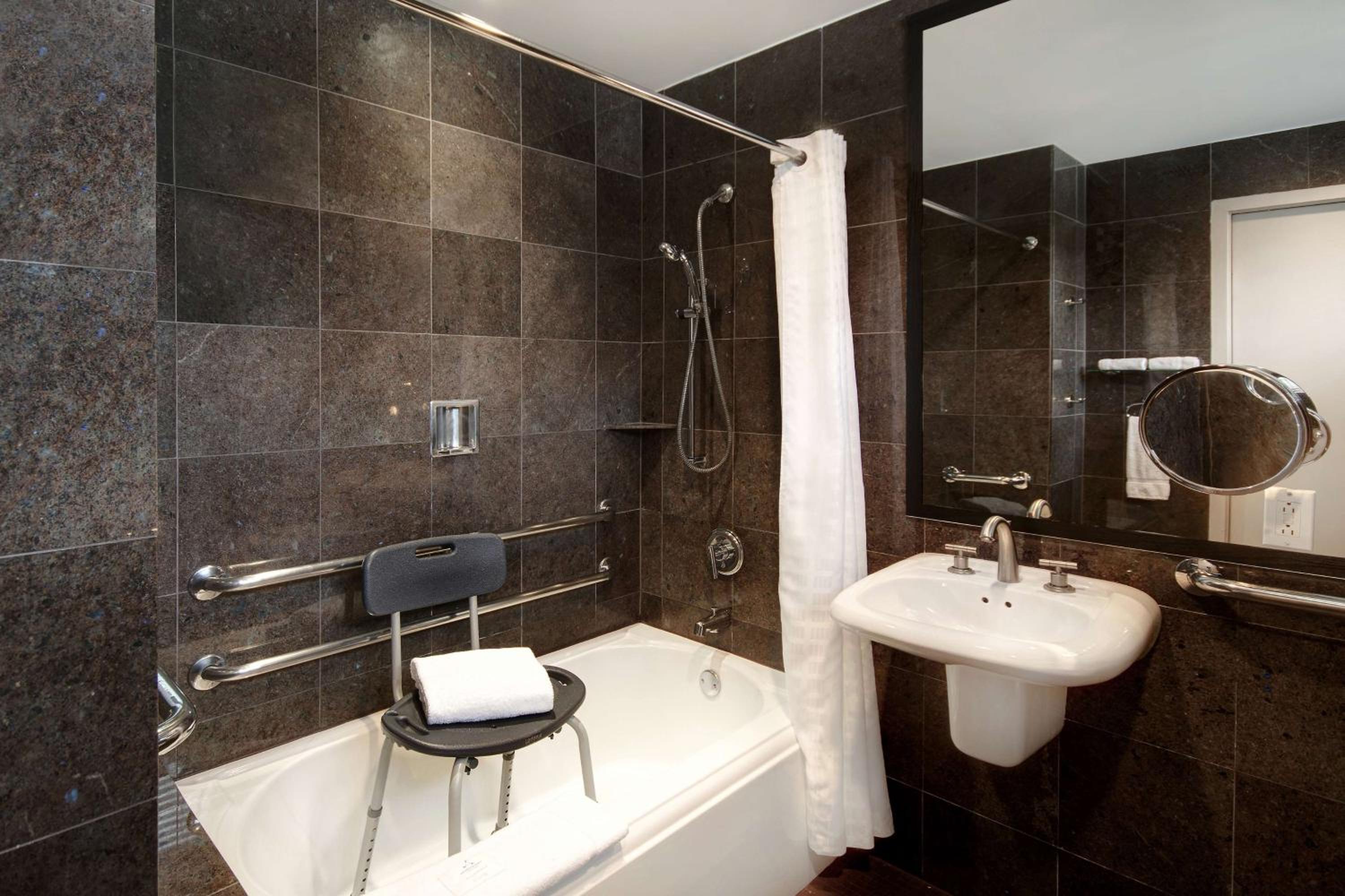 Deluxe King Room With Tub - Mobility/Hearing Access - Photo 3