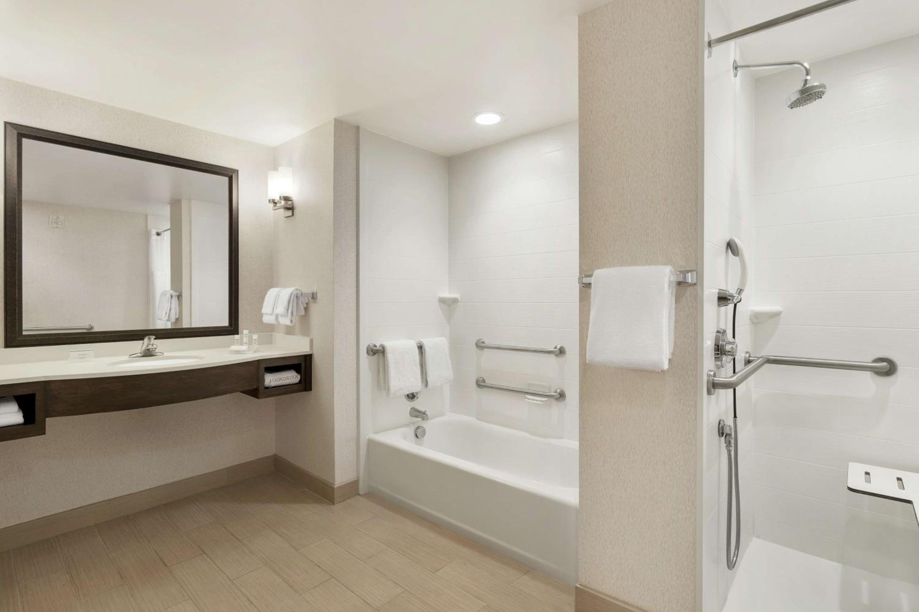 King Room with Tub - Mobility and Hearing Access photo 3