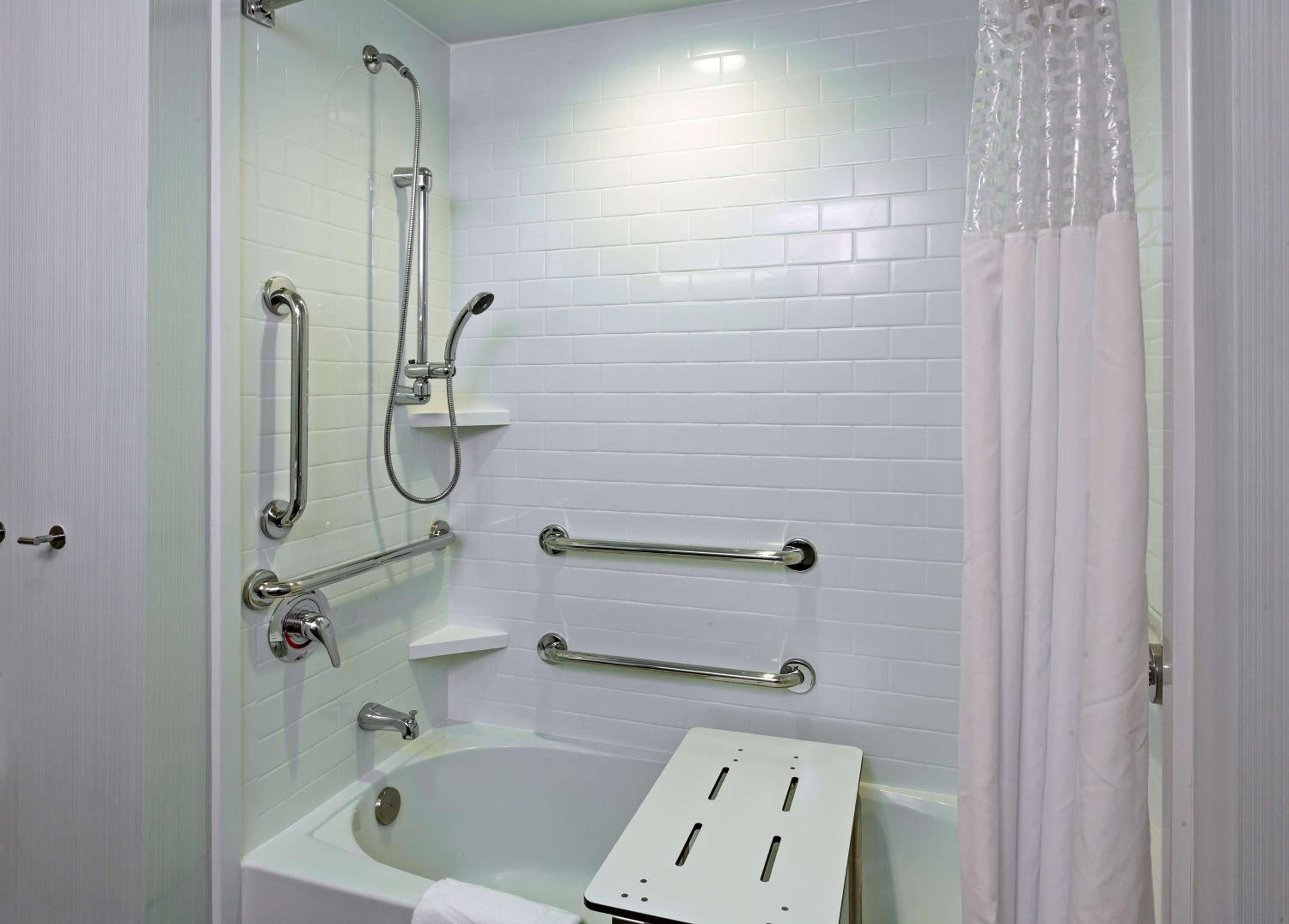 Queen Room with Two Queen Beds - Mobility and Hearing Access/Non-Smoking photo 3