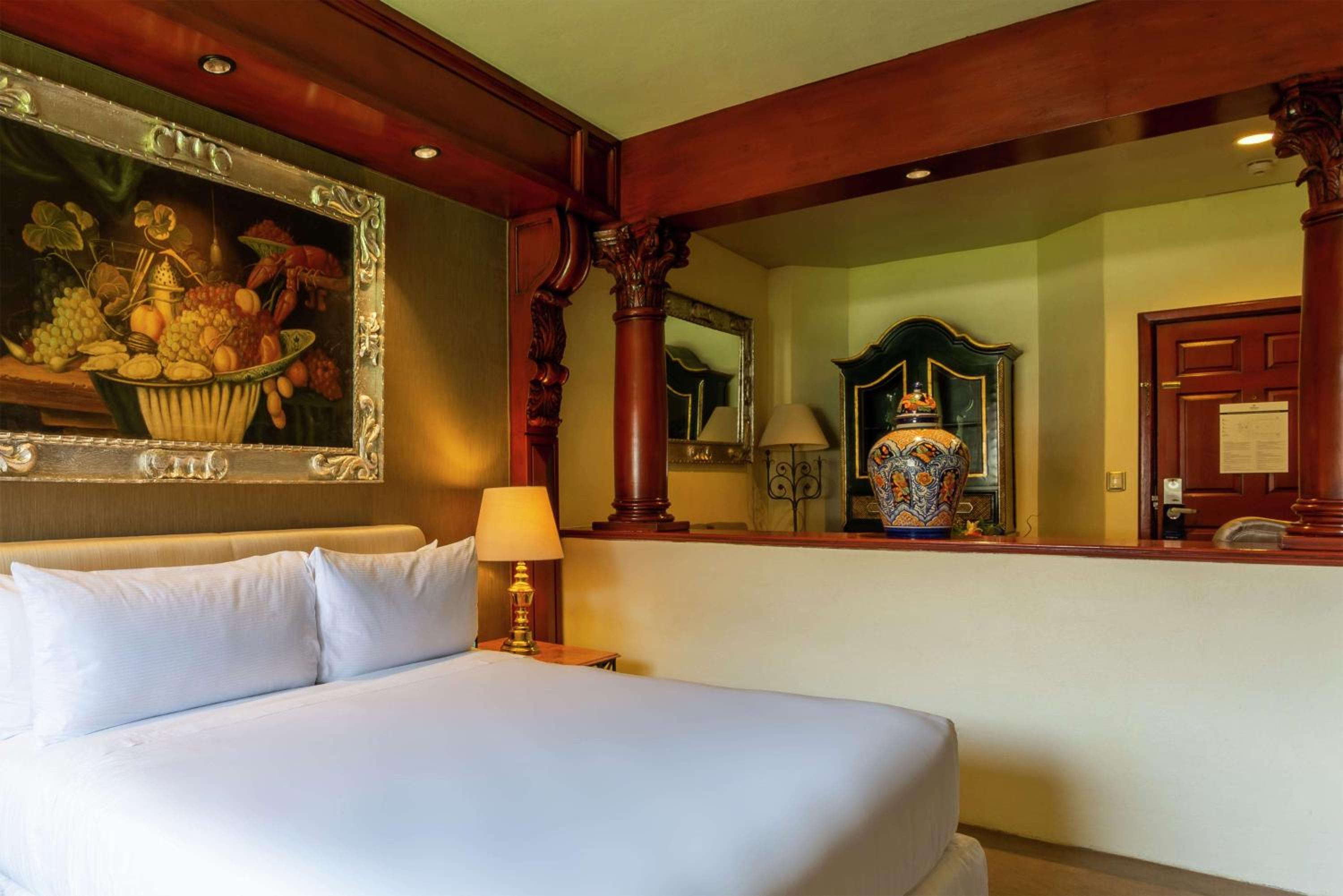 Junior King Suite with Seating Area - Photo 1