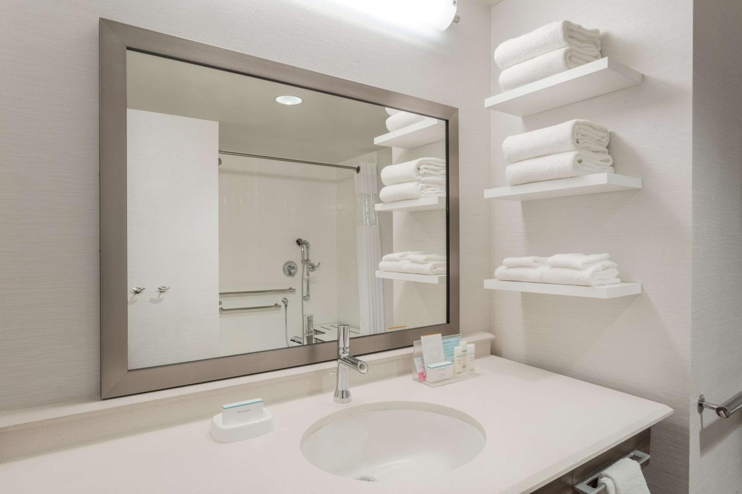 King Room with Accessible Tub - Mobility and Hearing Access/Non-Smoking