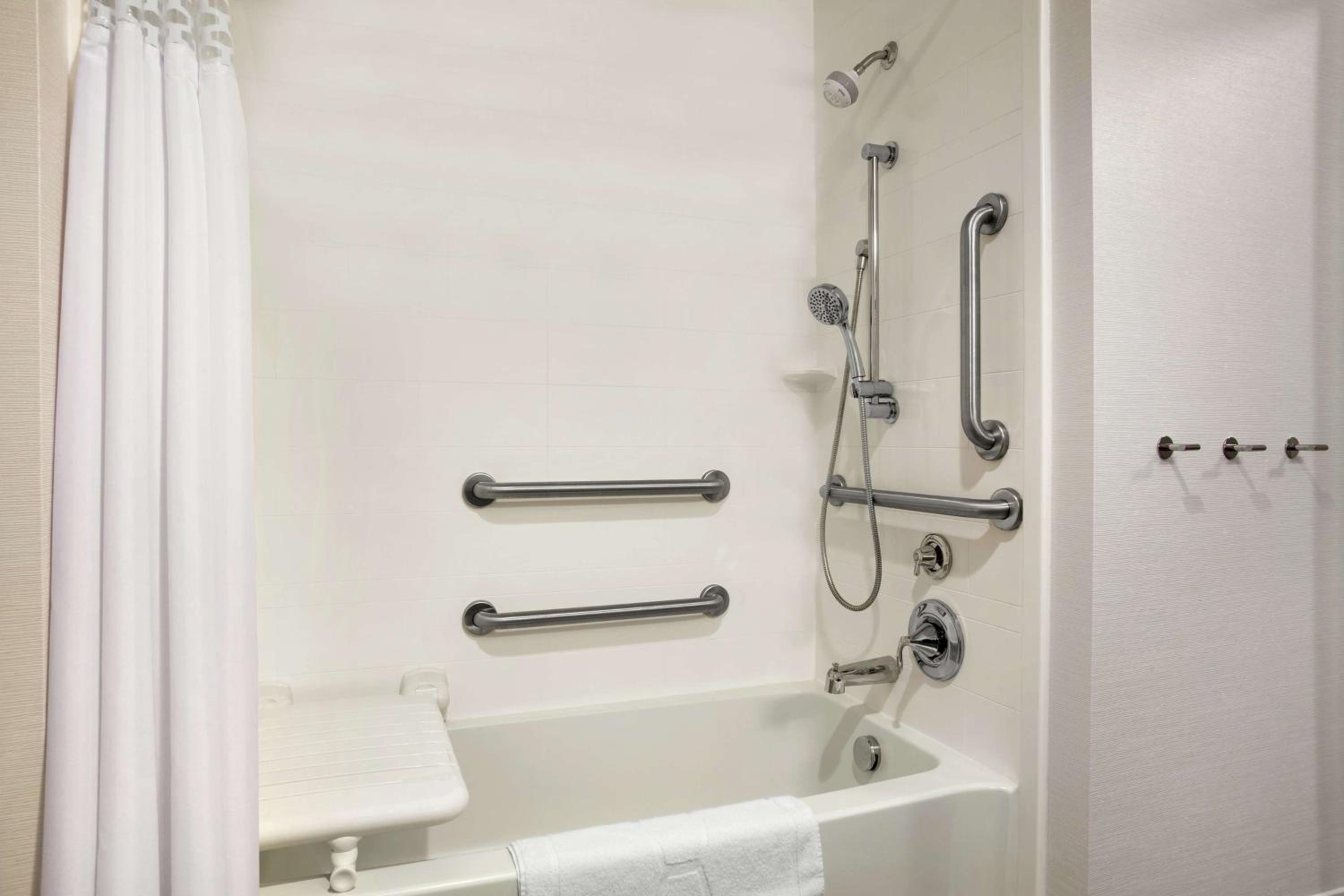 Queen Room with Two Queen Beds - Mobility and Hearing Access/Non-Smoking photo 2