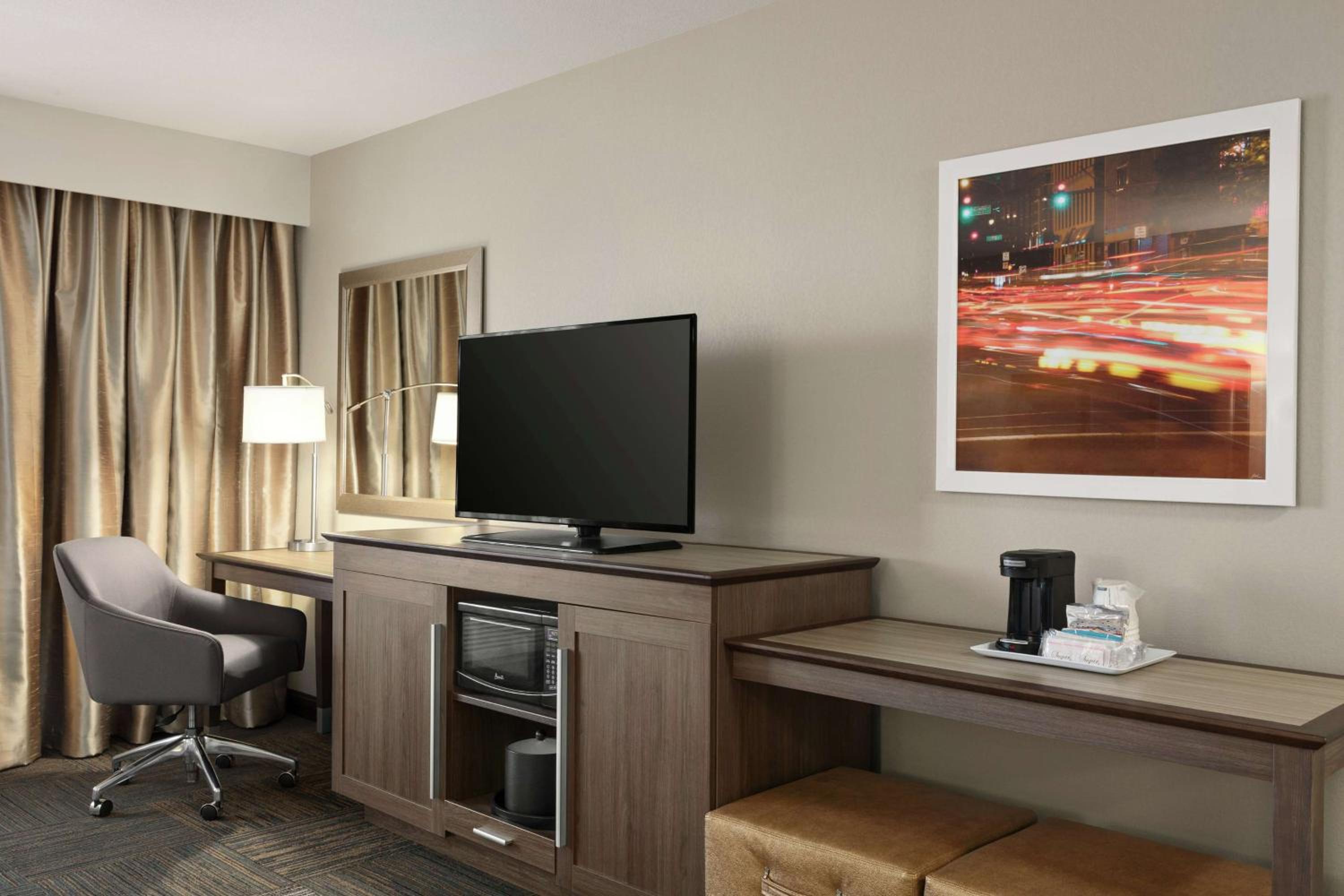 Queen Room with Two Queen Beds - Mobility and Hearing Access/Non-Smoking photo 3