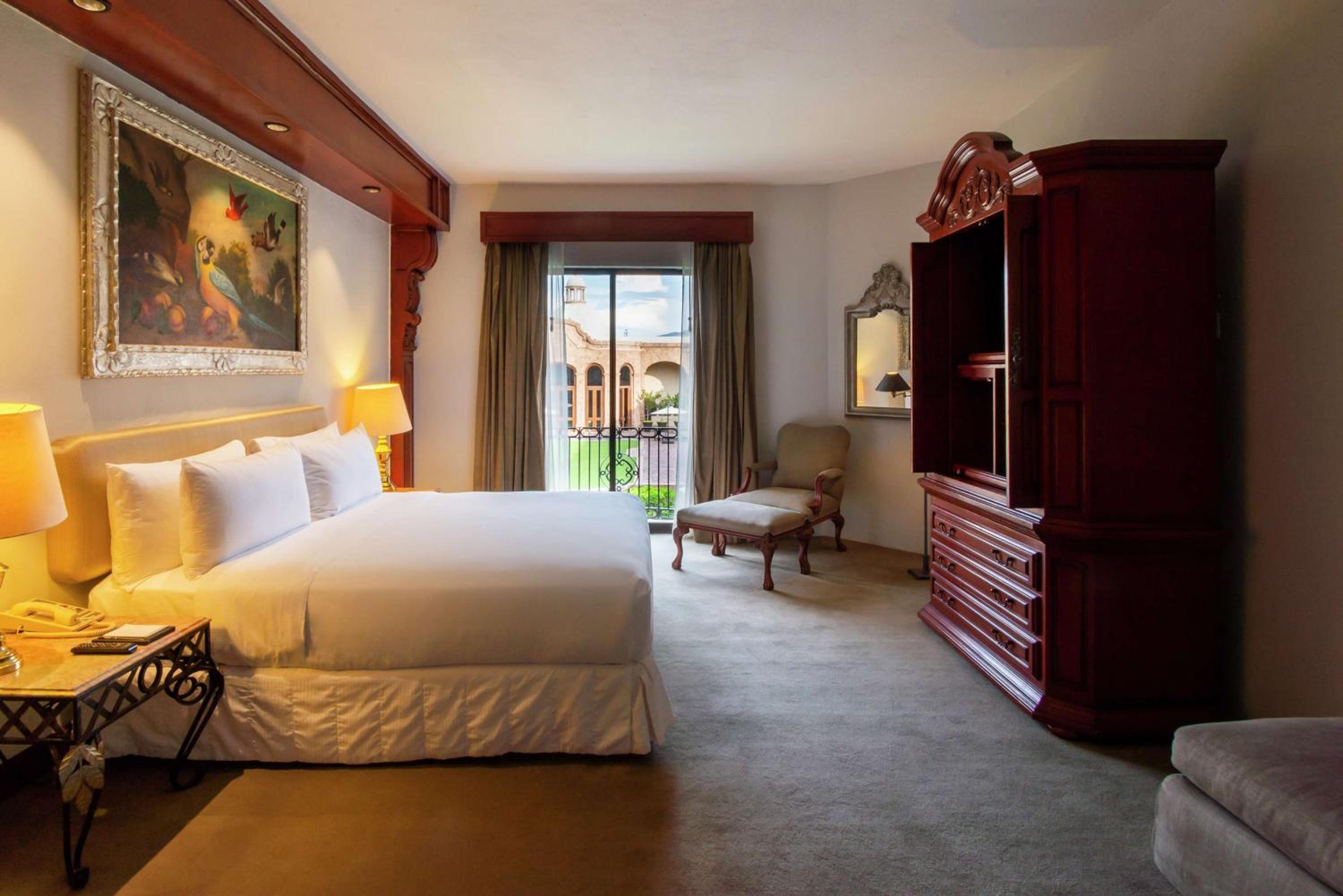 One-Bedroom King Suite - Photo 4