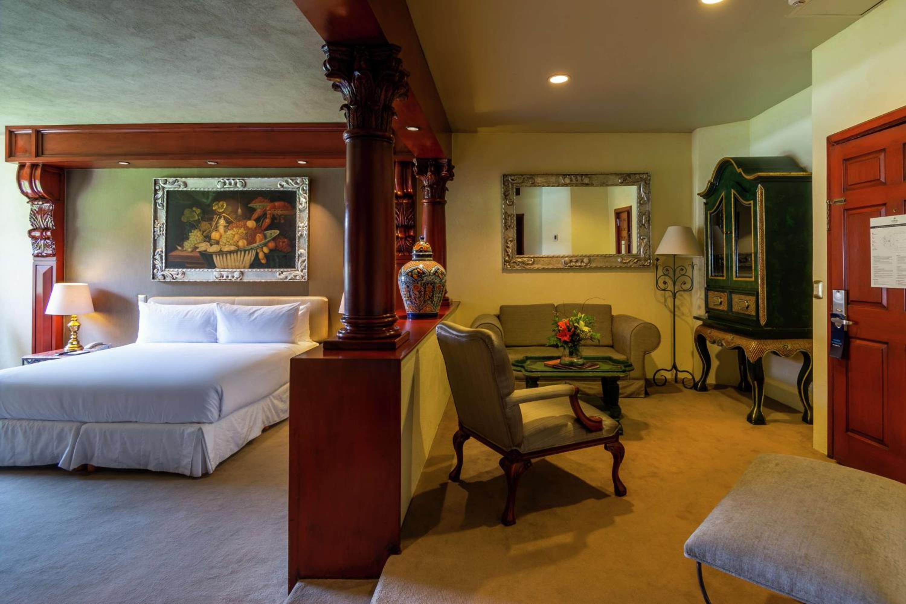 Junior King Suite with Seating Area - Photo 2