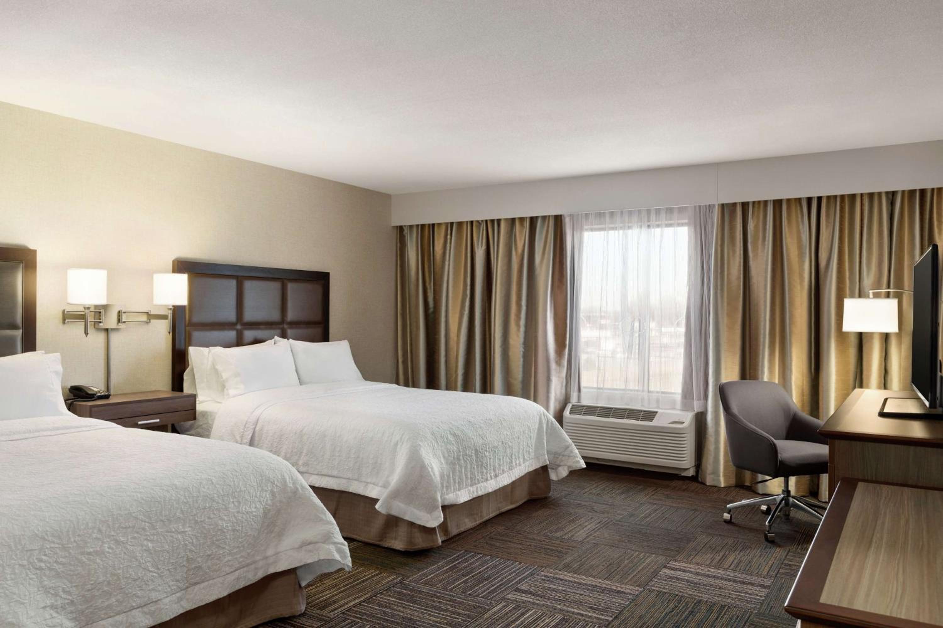 Queen Room with Two Queen Beds - Hearing Access/Non-Smoking photo 2