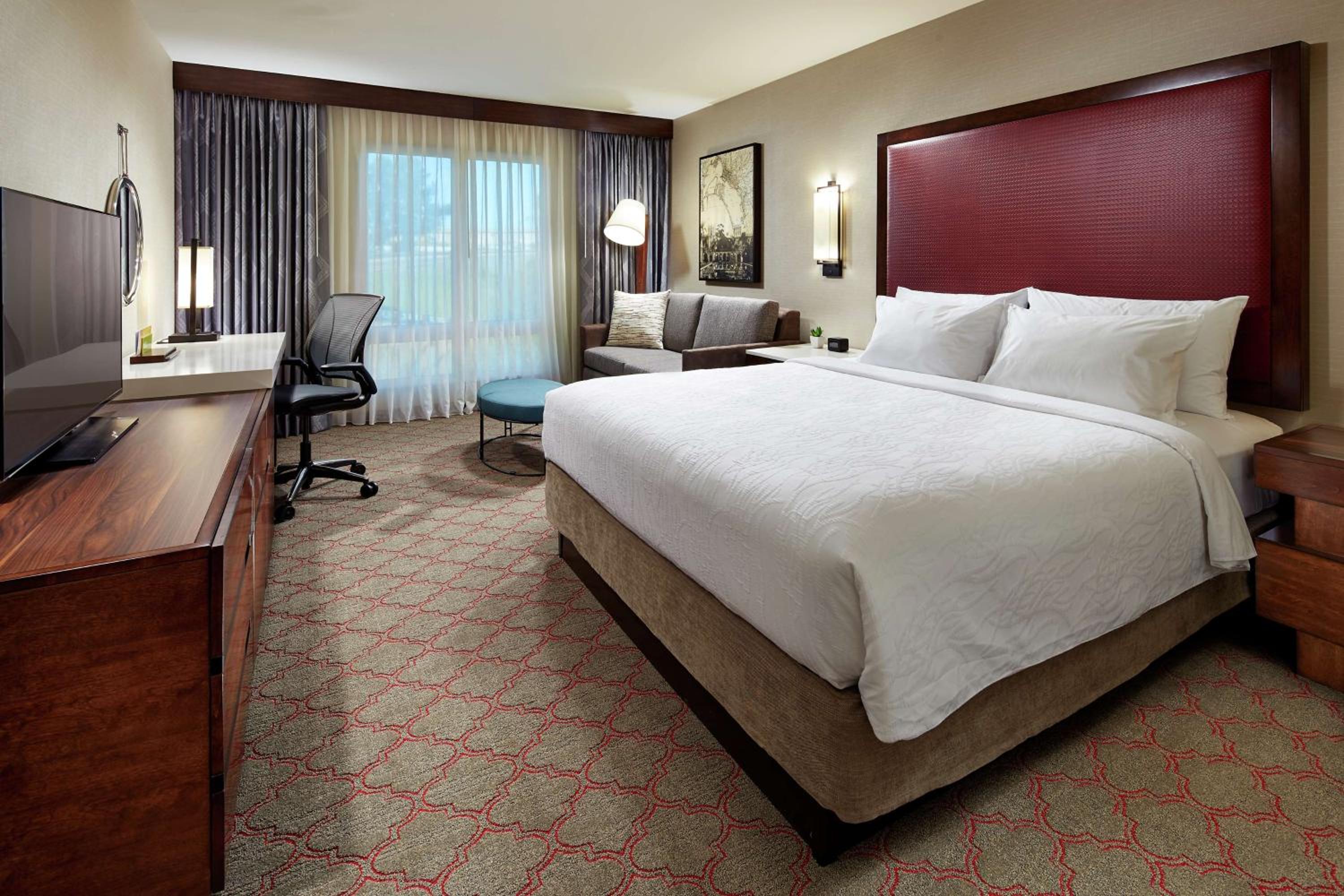 King Room with Sofa Bed - Photo 2