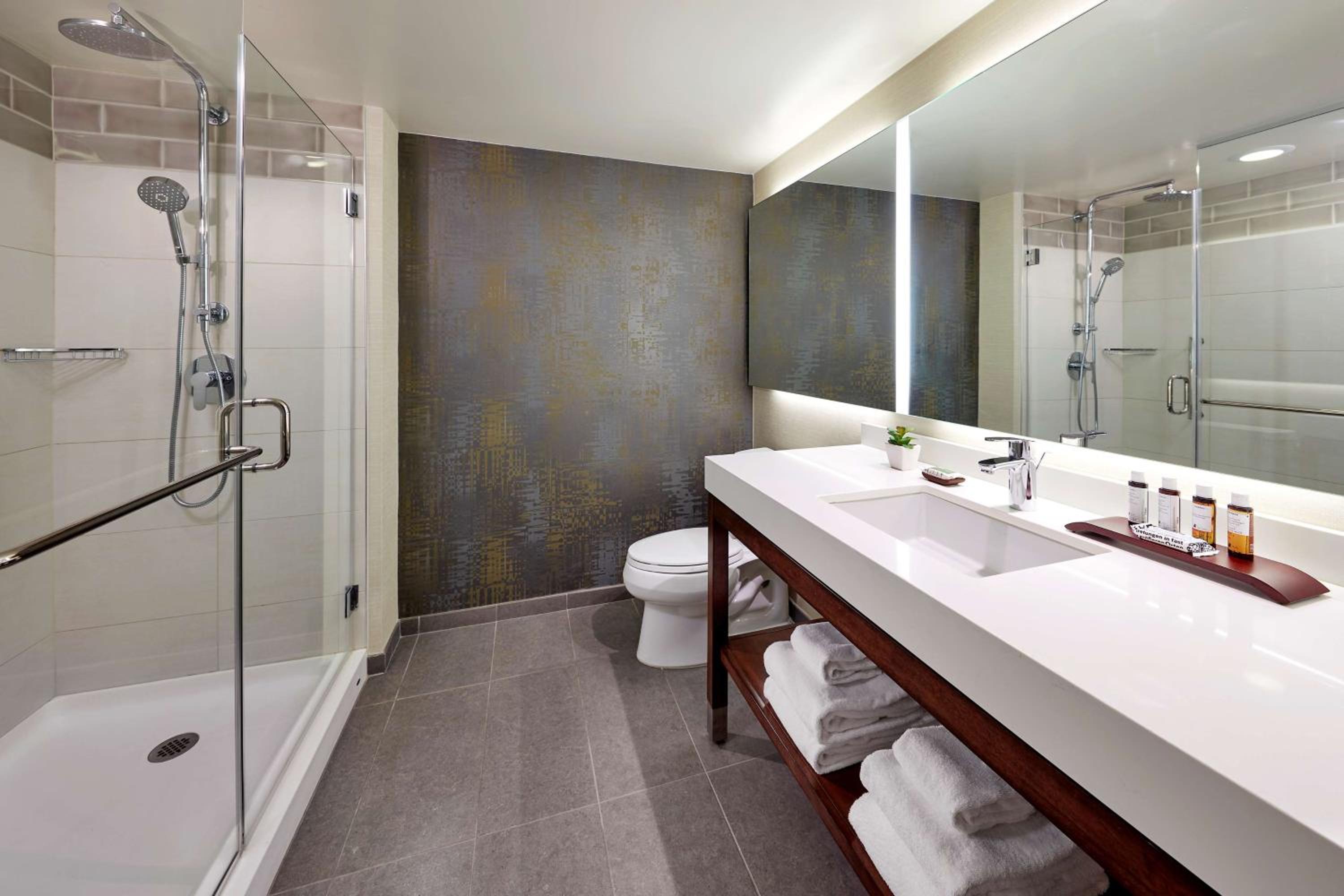 Luxury King Room with Sofa Bed - Photo 5
